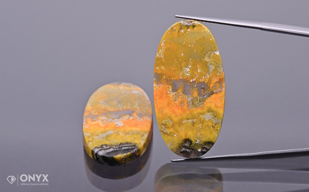 Jaspis Bumble Bee konvexní mělký Para ovál 30x15,5 mm