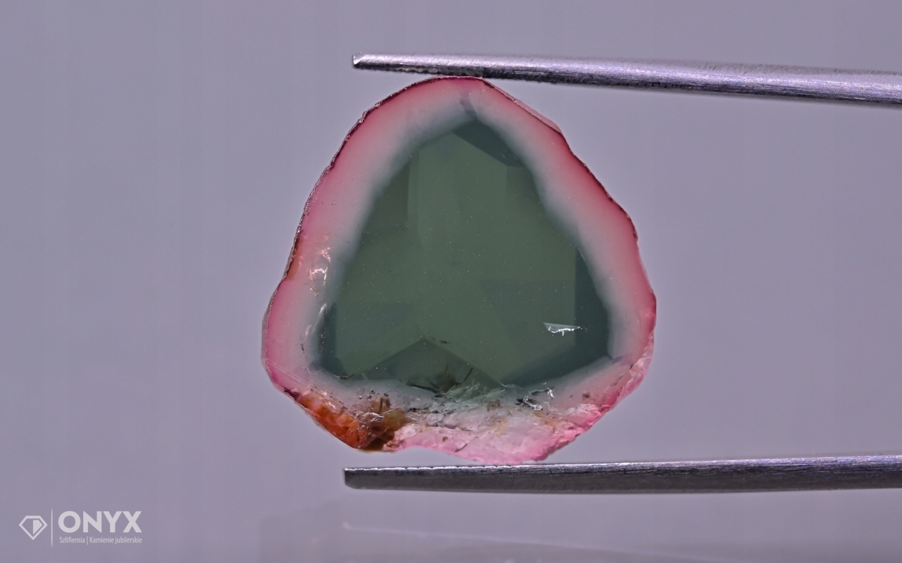 Turmalín nepravidelná deska 19x18,5 mm