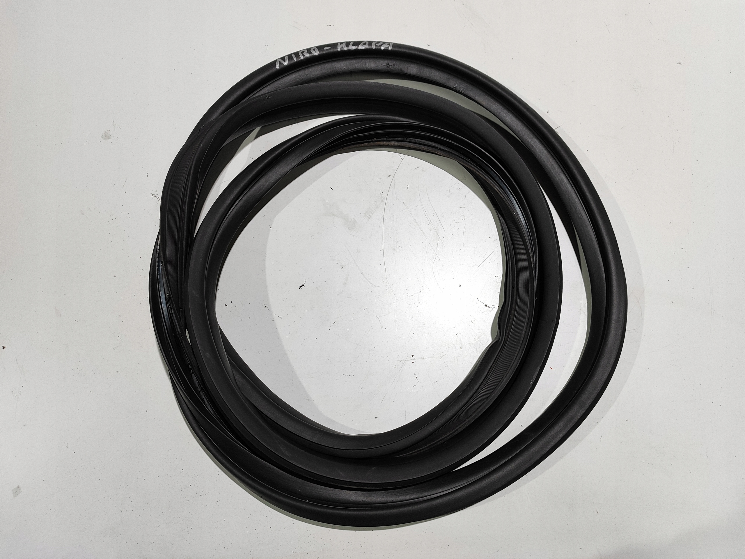 NIRO USZCZELKA KAROSERYJNA KLAPY BAGAŻNIKA 16-22r. ORYGINAŁ EUROPA