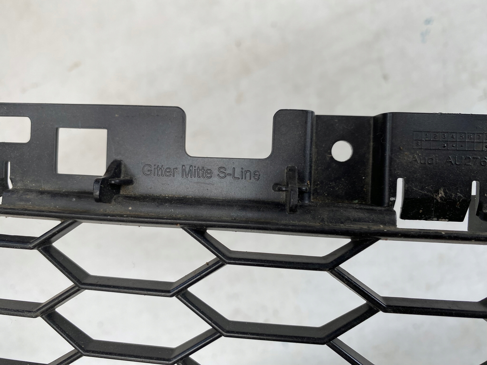 AUDI Q2 81A S-LINE 16- grid of a bumper front central 81A807647A
