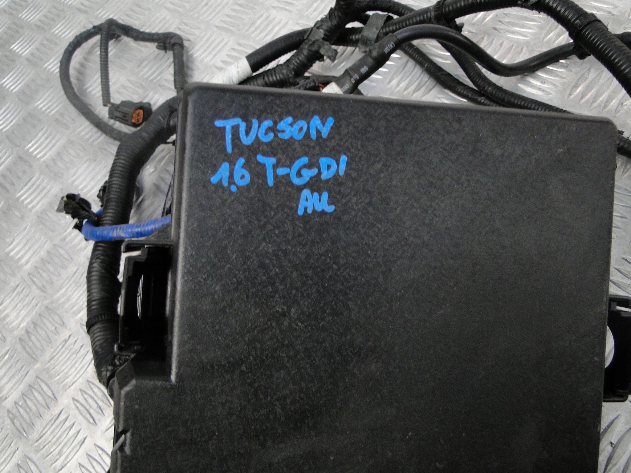 SKRZYNKA BEZPIECZNIKOW TUCSON II 91210-D7460 Wersja Europejska