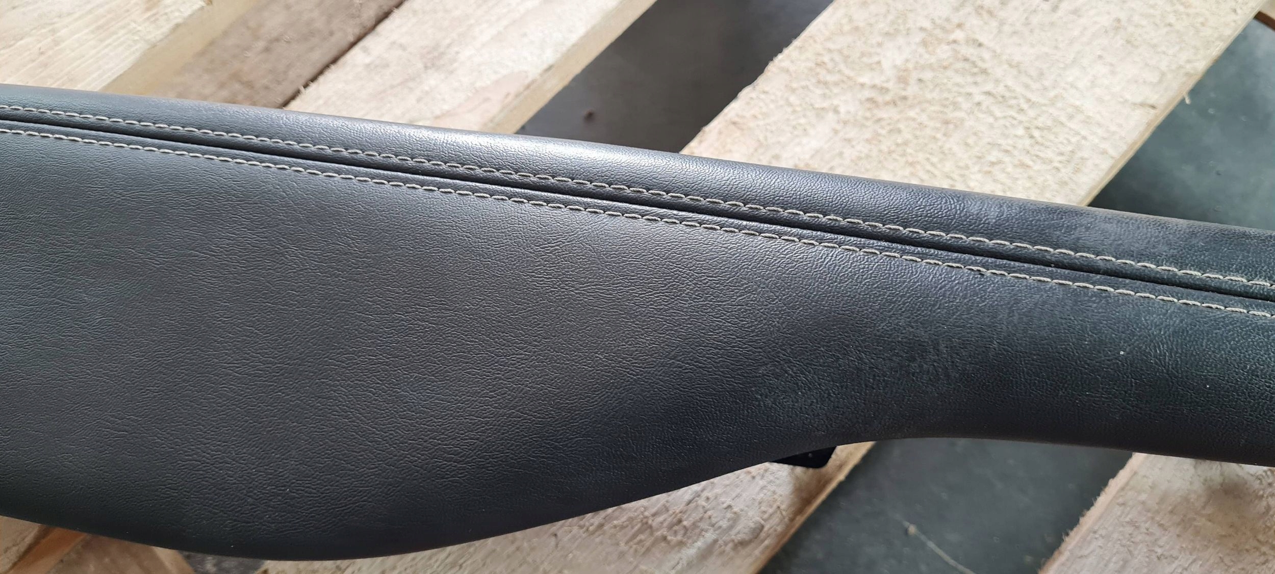 Chrysler Pacifica 2022 armrest frame door BOCZKA left front 3082562