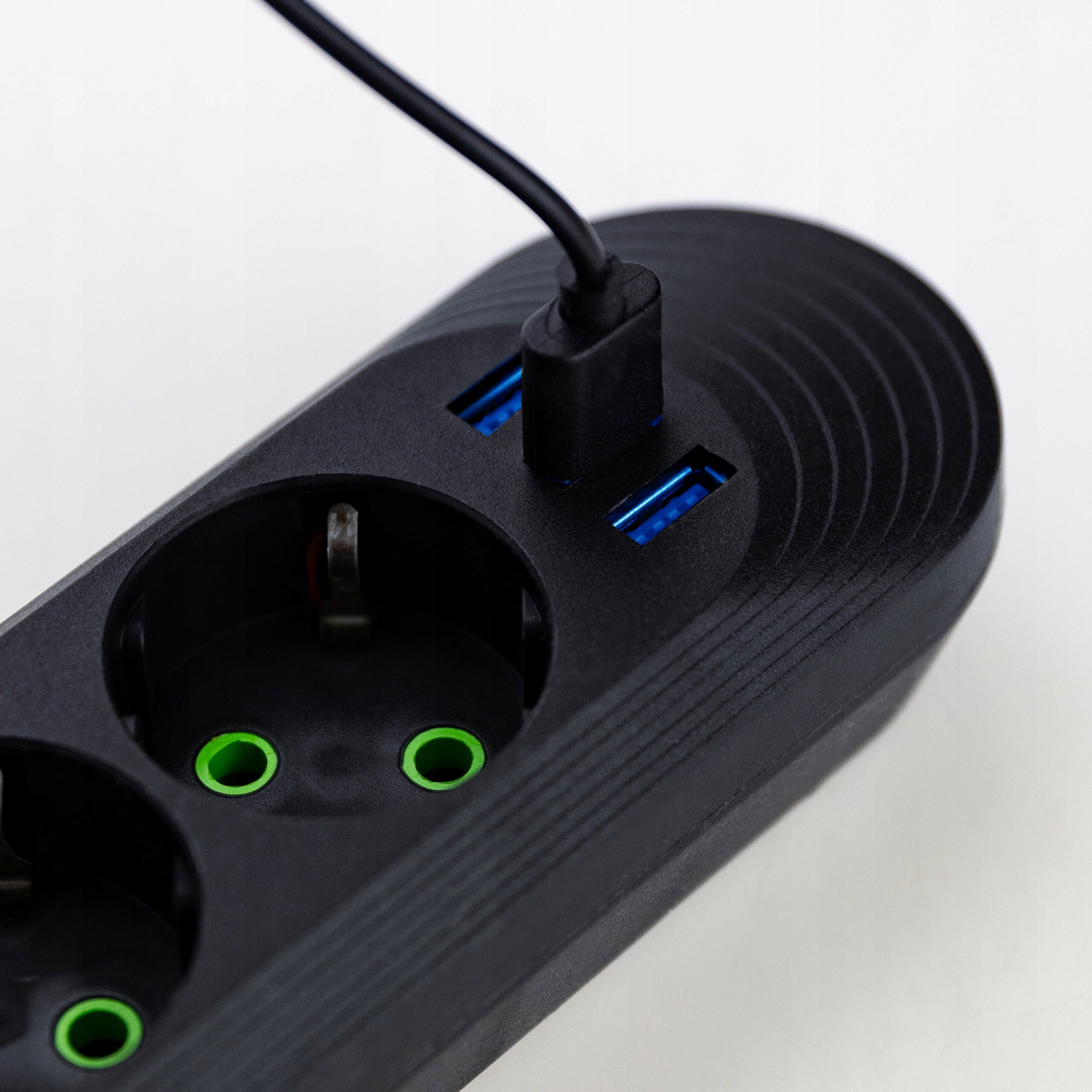 PRZEDŁUŻACZ 5M LISTWA ZASILAJĄCA 5 GNIAZD 3 USB PRZYCISK ANTYPRZEPIĘCIOWA Długość kabla 5 m