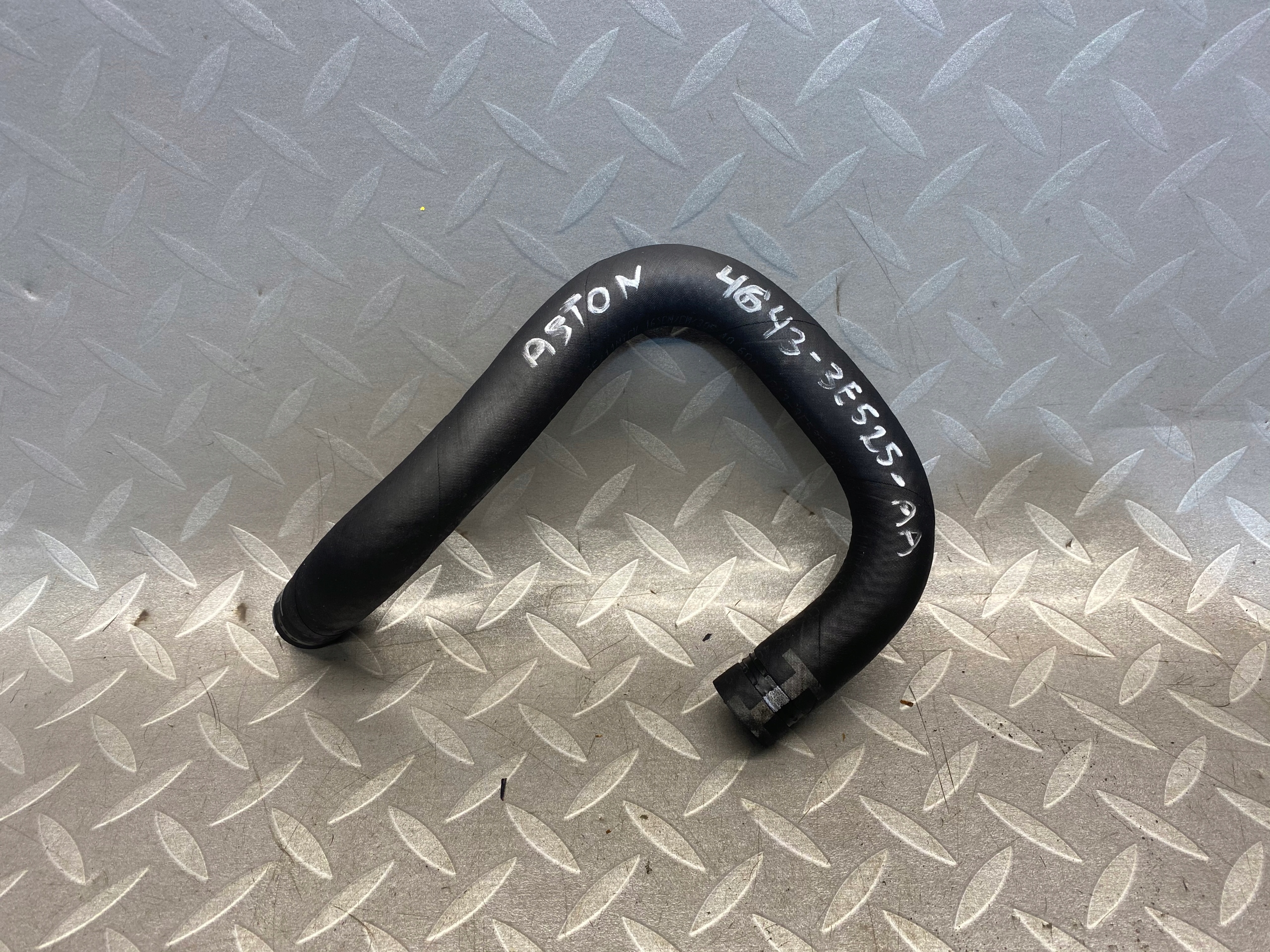 4G43-3E525-AA - КАБЕЛЬ ШЛАНГ ТРУБКА ПОМОЩИ ASTON MARTIN DB9