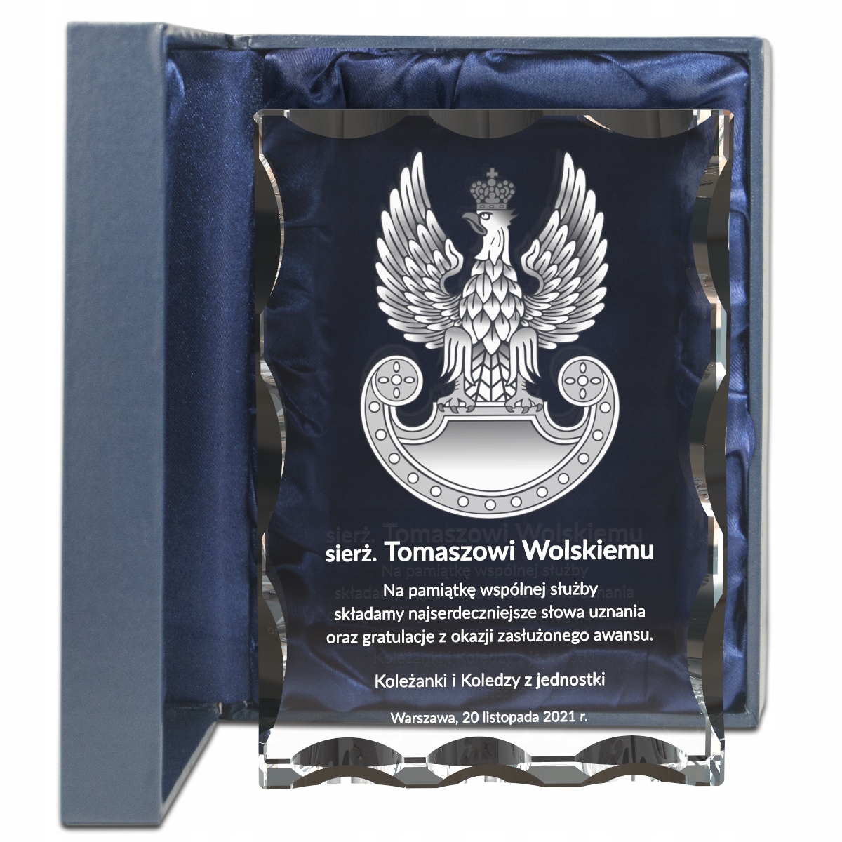 Kryształowa statuetka z grawerem na zakończenie służby