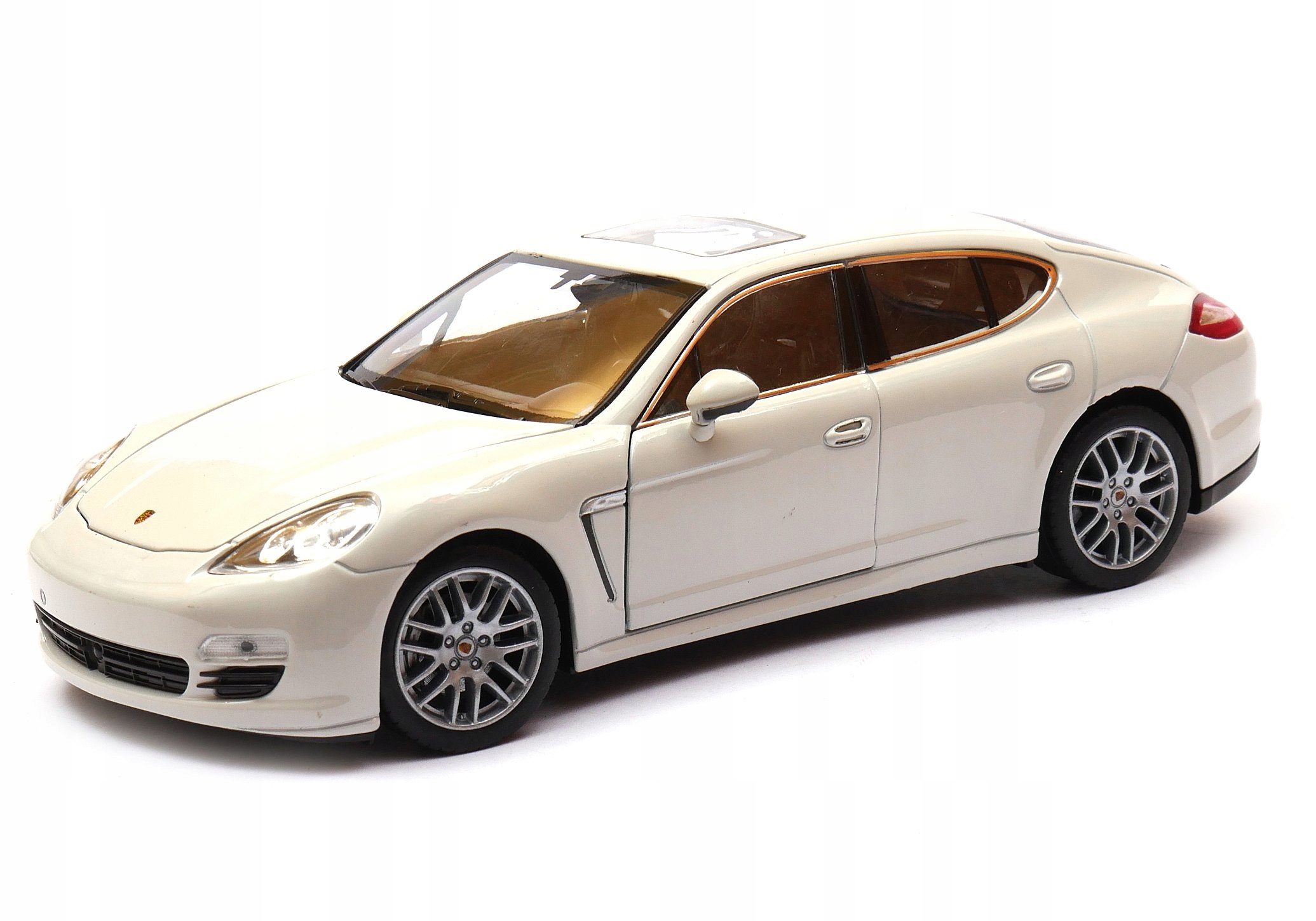 Porsche Panamera S v měřítku 1:24 model Welly Nex bílý