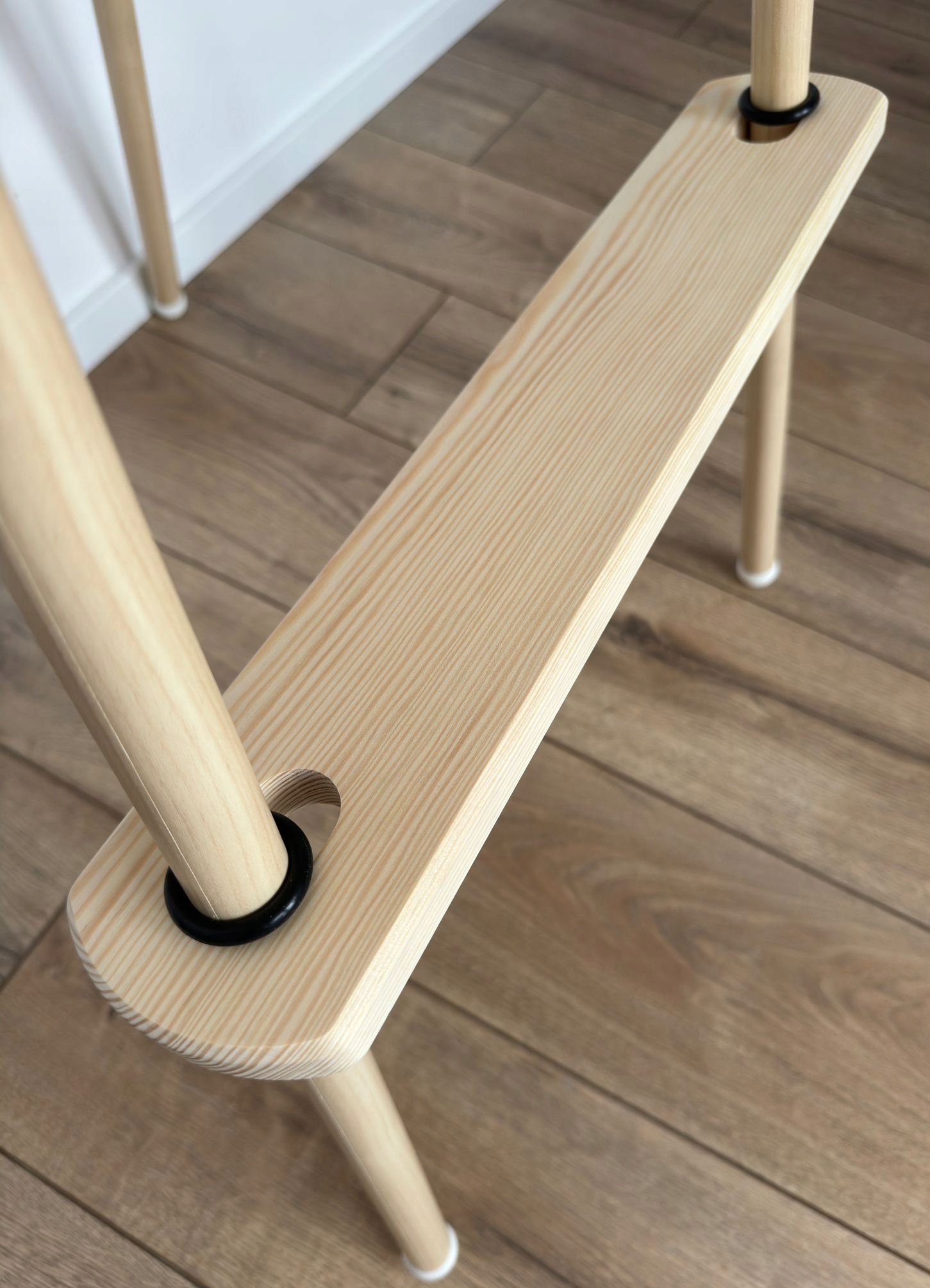 Drewniany podnóżek do krzesełka Ikea Antilop! SOSNA Kolor Odcienie brązu i beżu