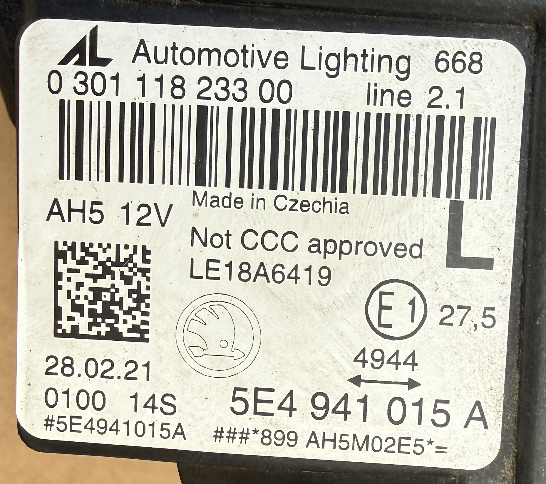 light SKODA OCTAVIA 4 IV 5E4941015A left original as new complete