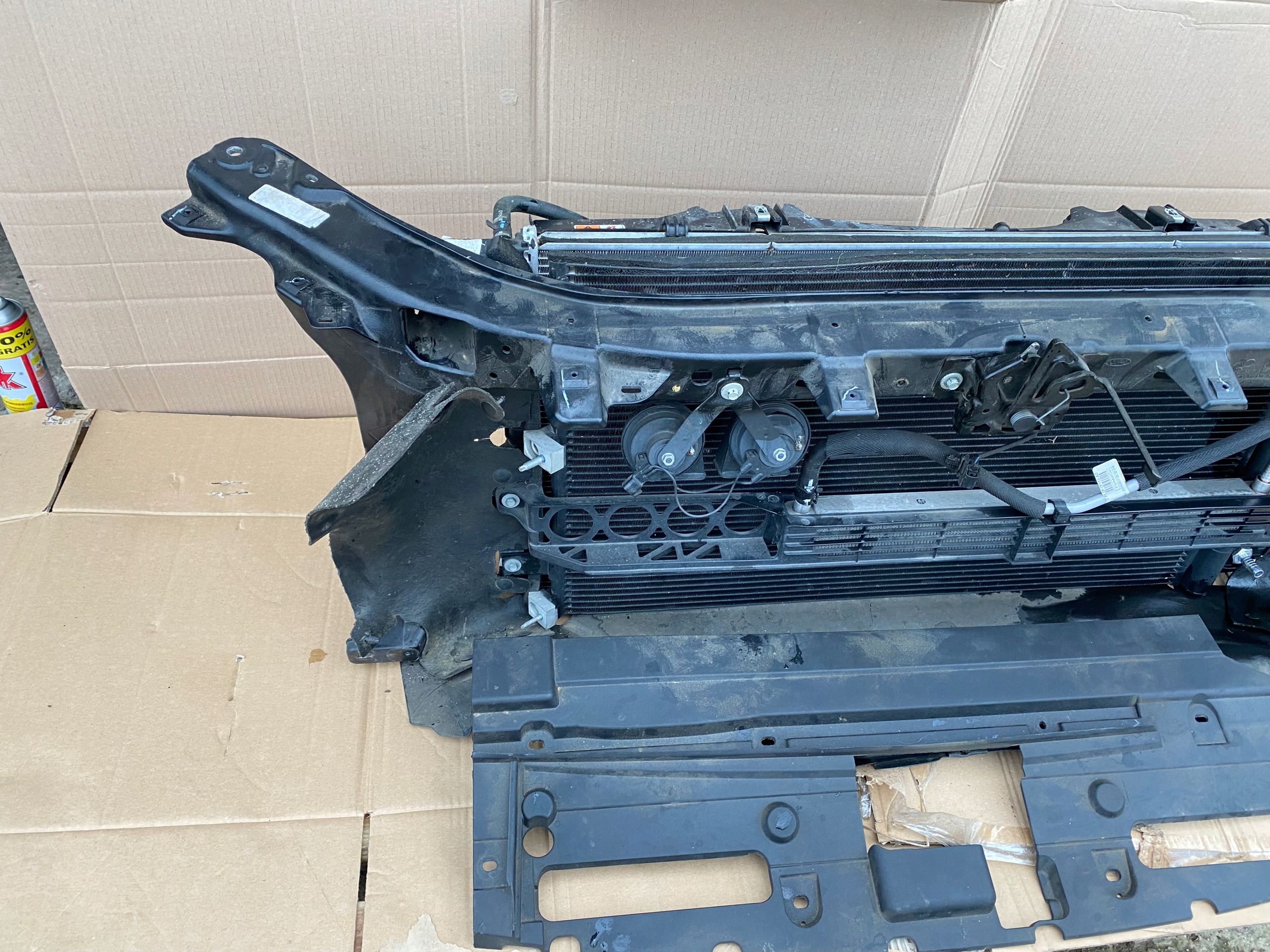 PAS PRZEDNI CHLODNICE FORD F150 F-150 2.7 1.5 KAB. Producent części Ford OE