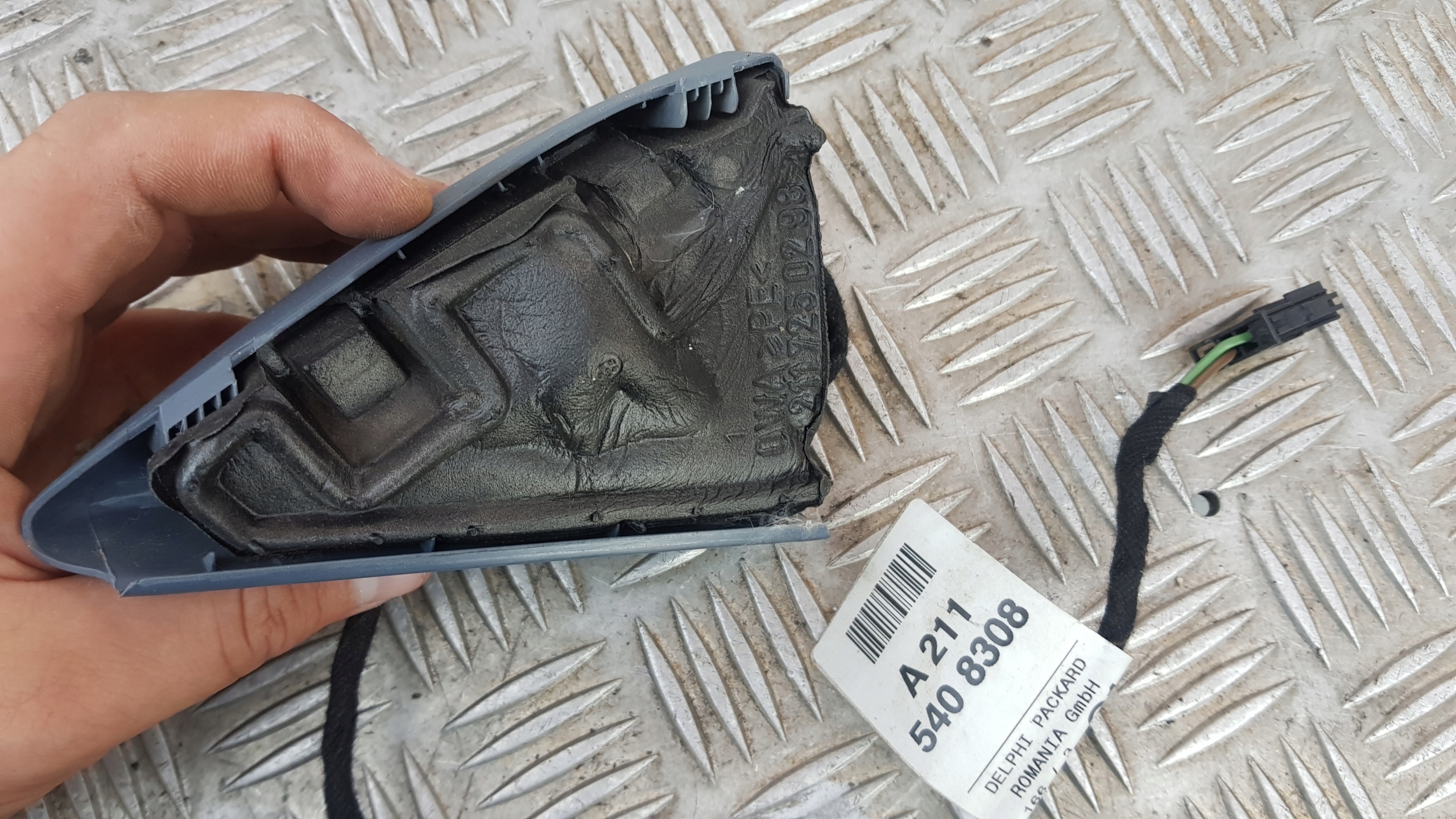 MERCEDES W211 speaker TROJKAT right A2115408308