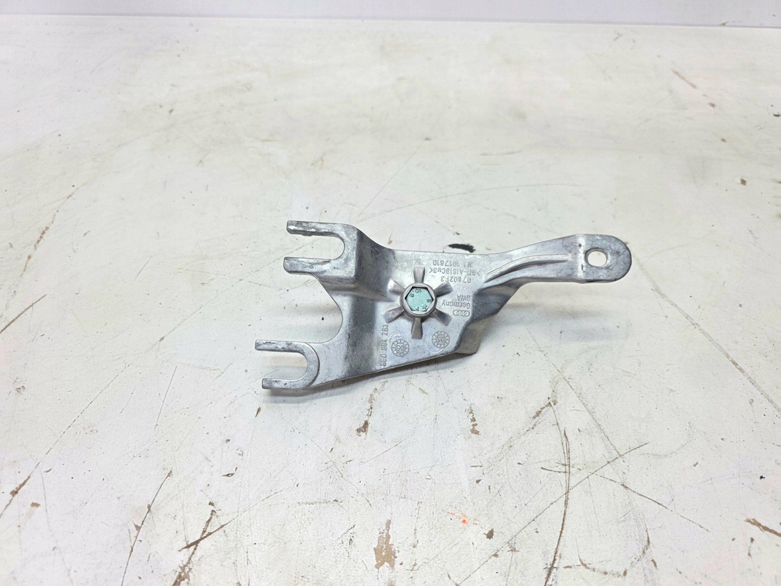 bracket holder PODLOKIETNIKA A4 B6 B7 8E0864283