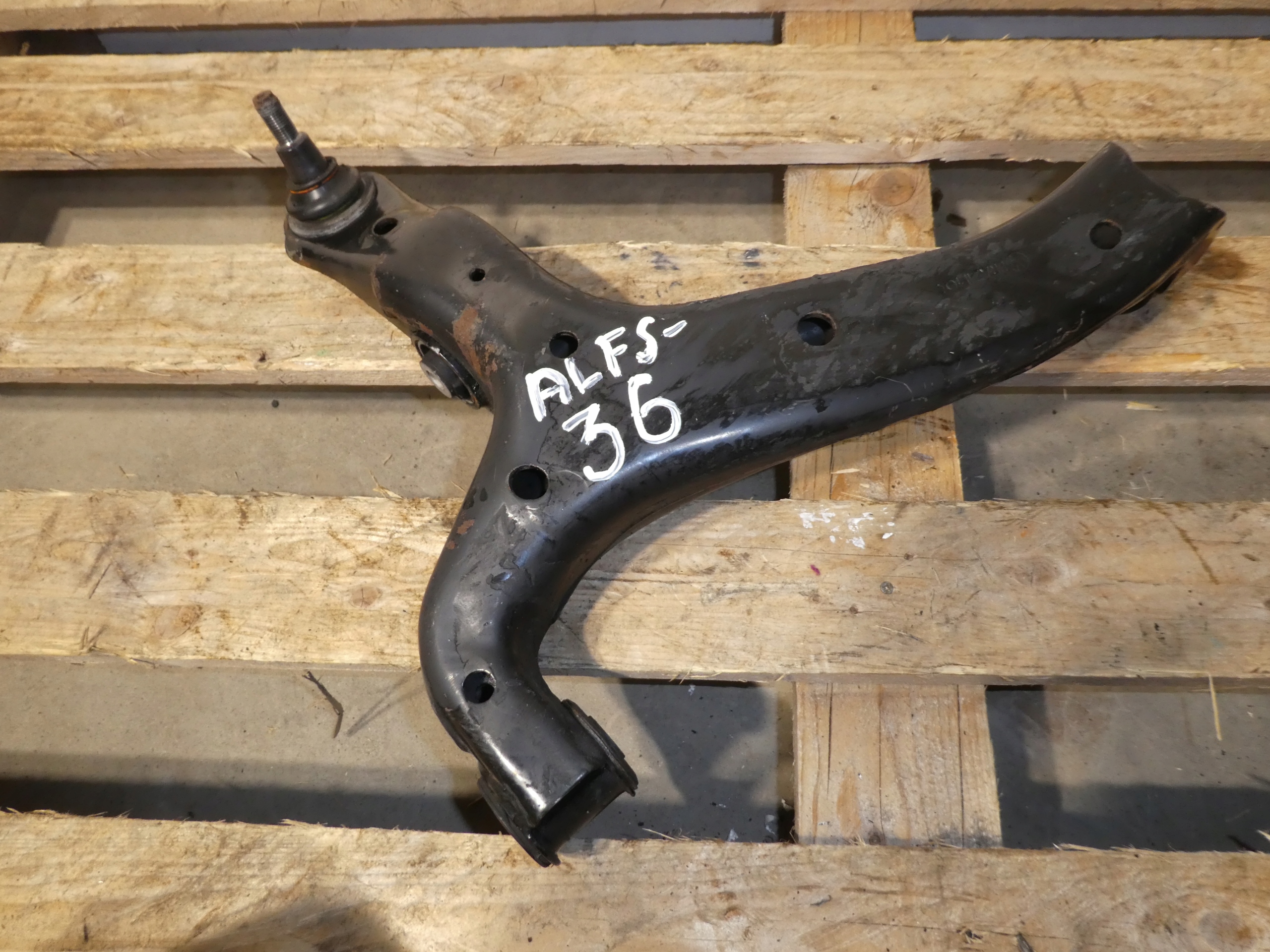 rameno předek DOL levý VW AMAROK 2H0