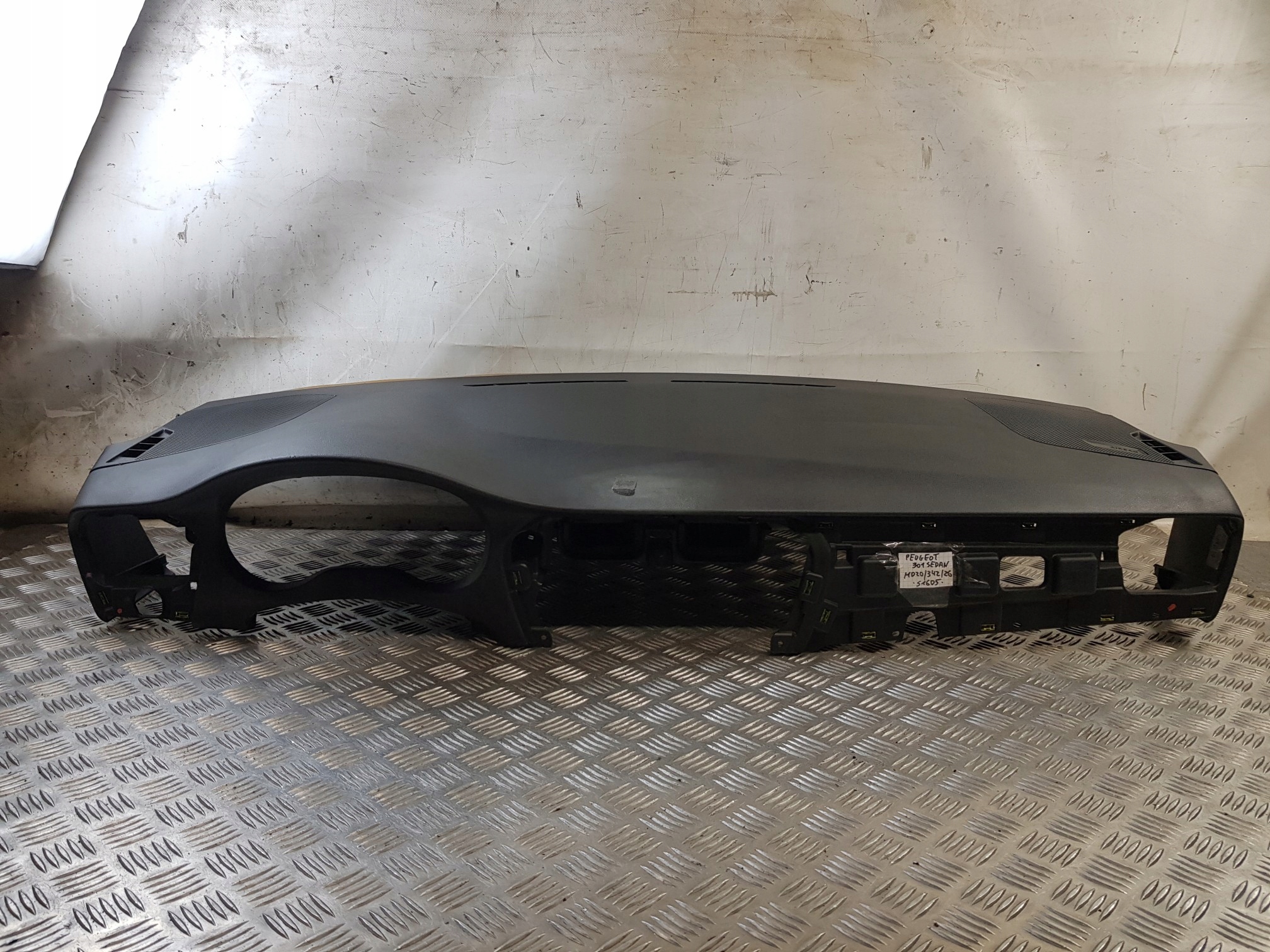 dashboard instrument panel cockpit 96743879ZD PEUGEOT 301 sedan 18R
