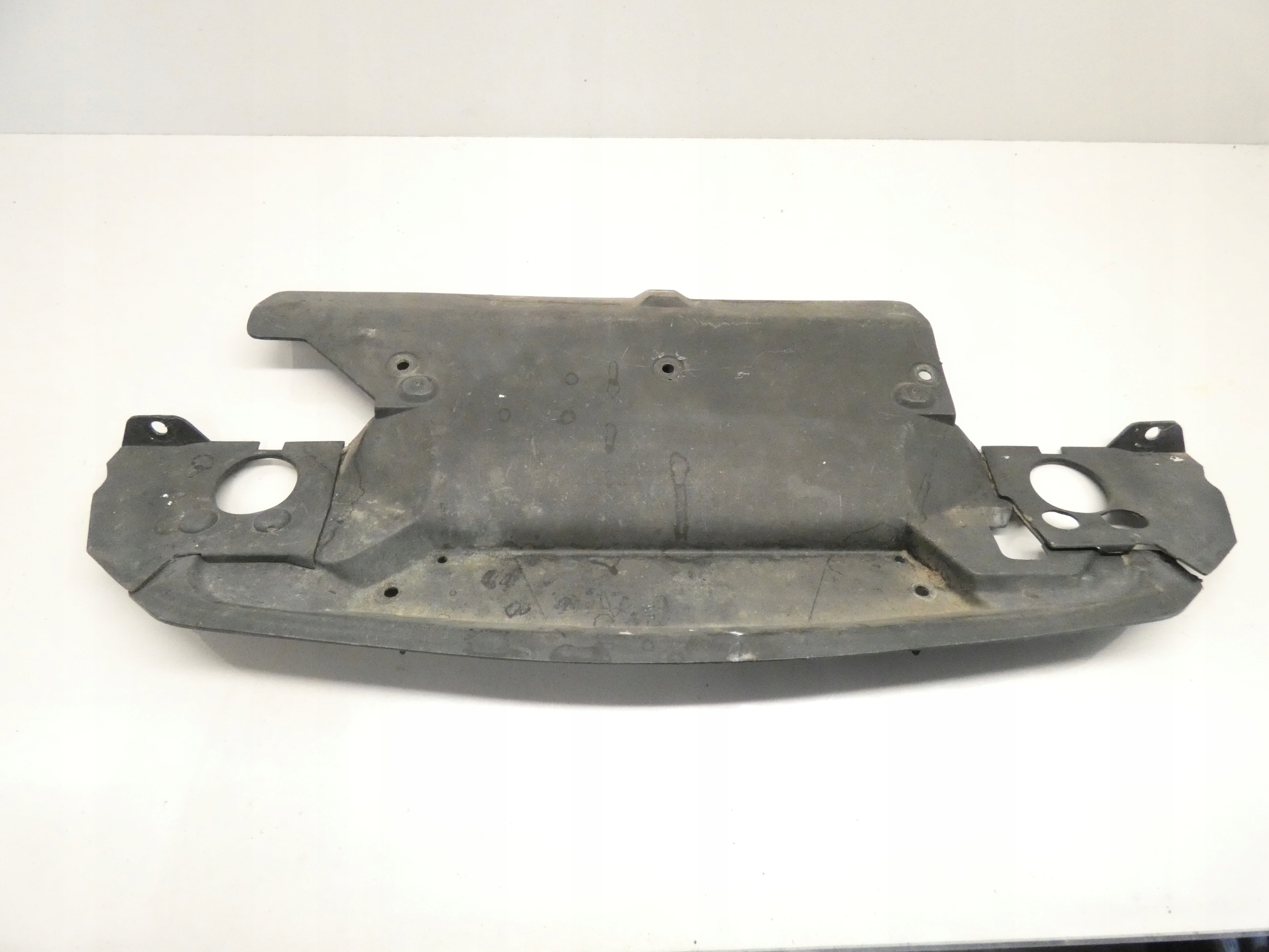 kryt chladiče stěny předního BMW E36 81359479