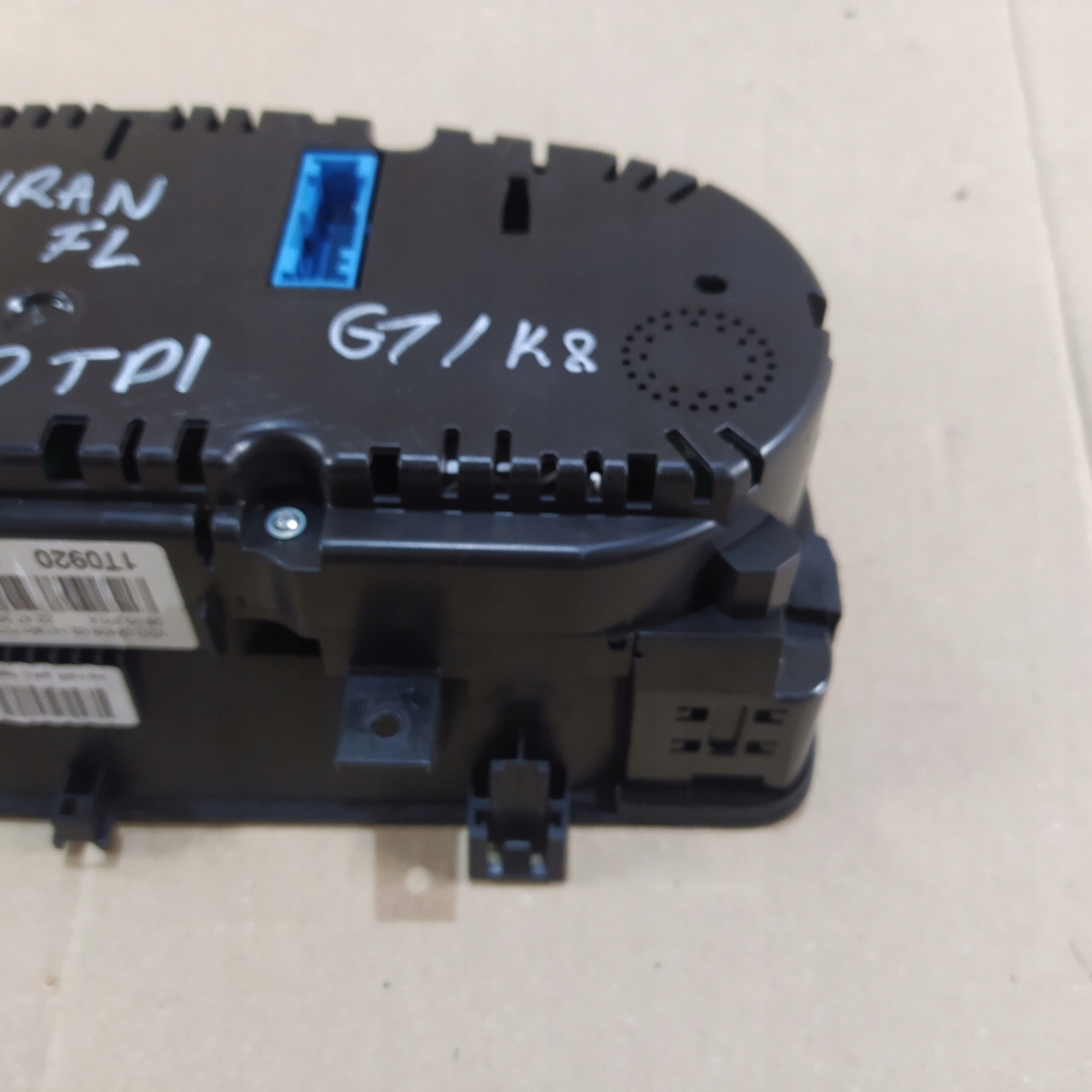 спидометр часы vw Touran II 10-15 2.0 tdi