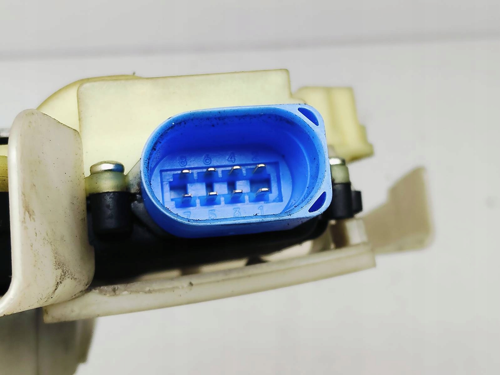 lock door left front Volkswagen Polo 9N 1.2 AKS 8 Pin