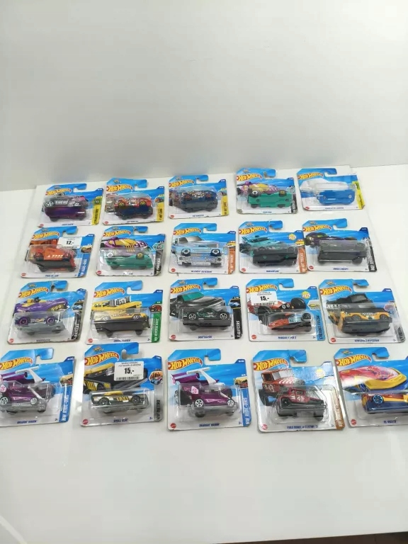SAMOCHODZIKI HOTWHEELS LOSOWY MODEL