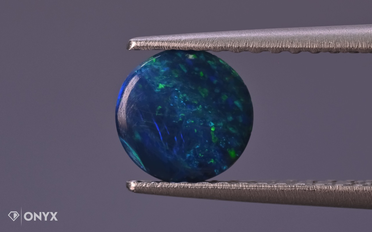 Australský opál, konvexní dubletová deska, kulatý, průměr 5,9 mm