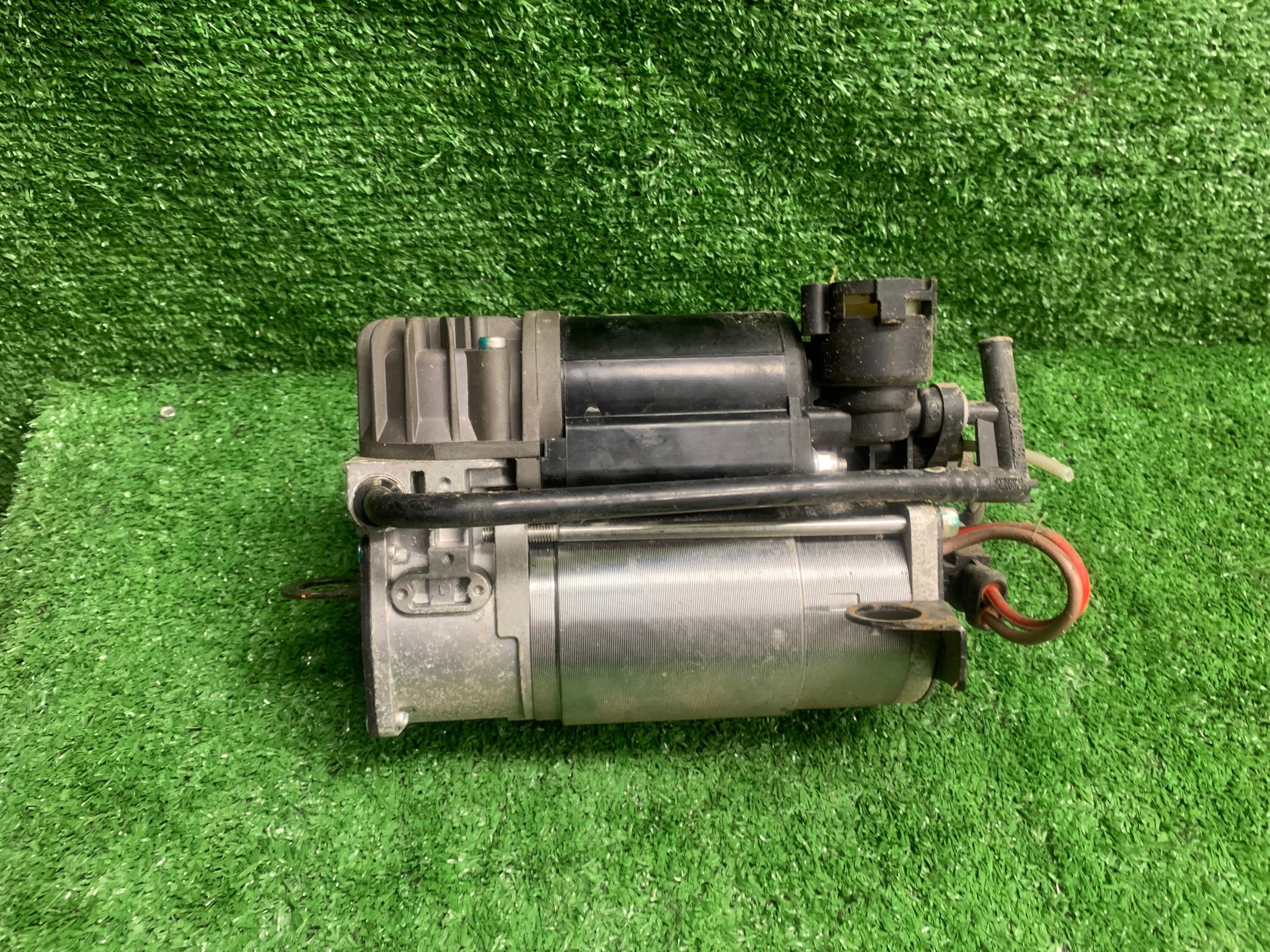 MERCEDES E W211 pump compressor; springing AIRMATIC 2113200304 as new
