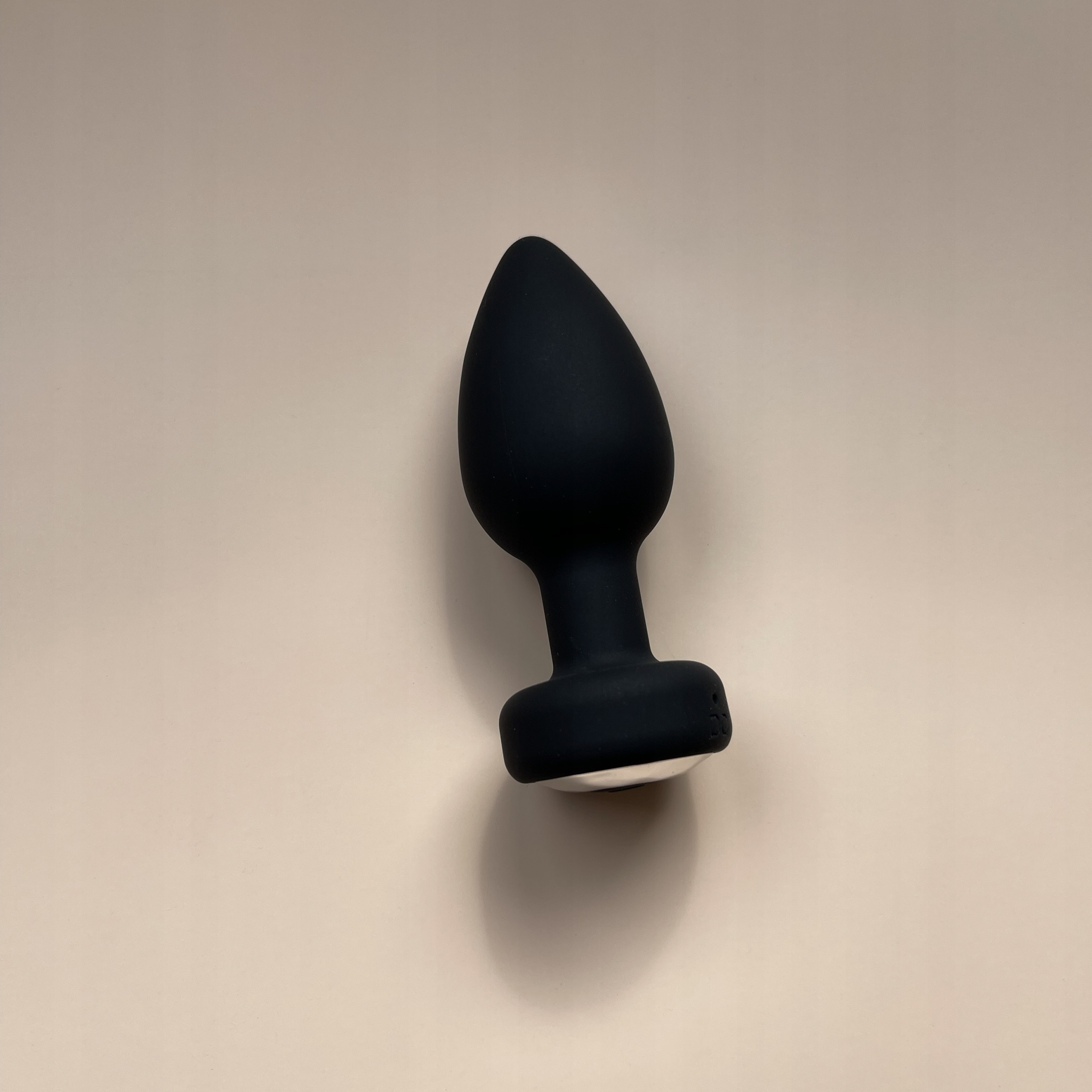 Korek Analny Wibrujący Maly z Pilotem Anal Plug 10 Trybów 9 cm x 3,5 cm