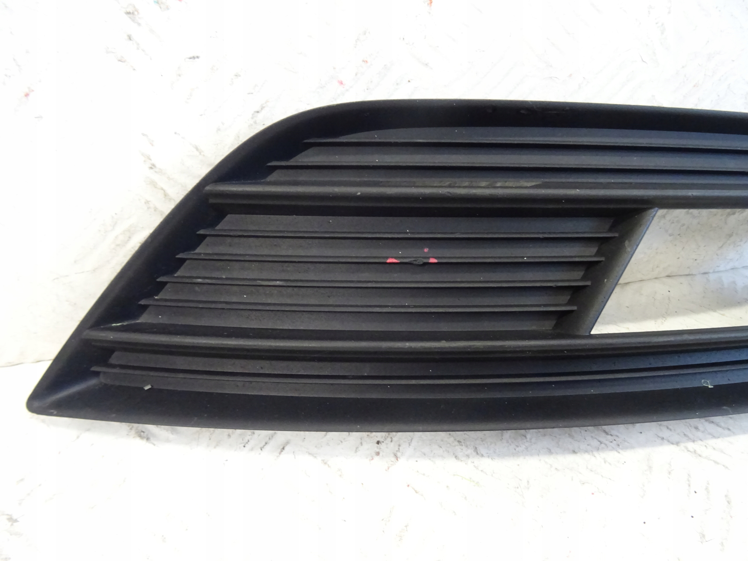 grid of a bumper front front right AUDI A4 B8 LIFT 8K0807682K