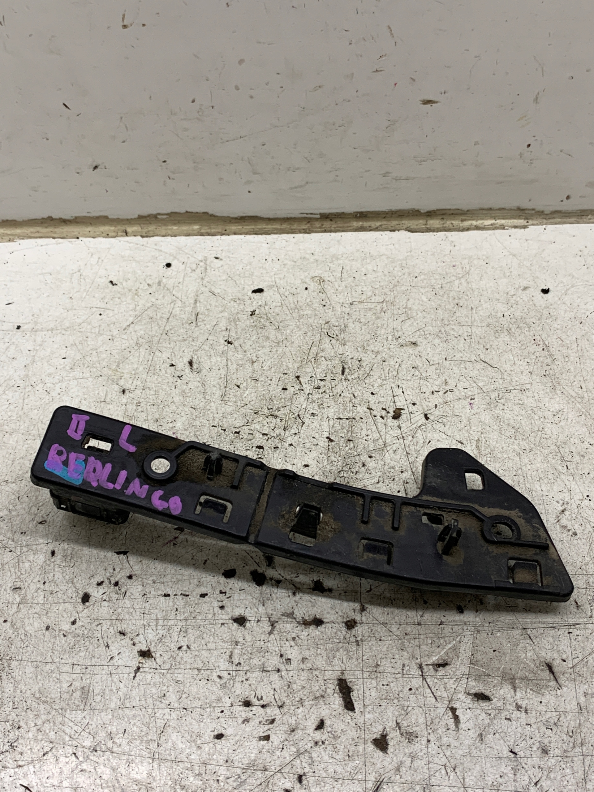 bumper bracket left front 9680546880 CITROEN BERLINGO II