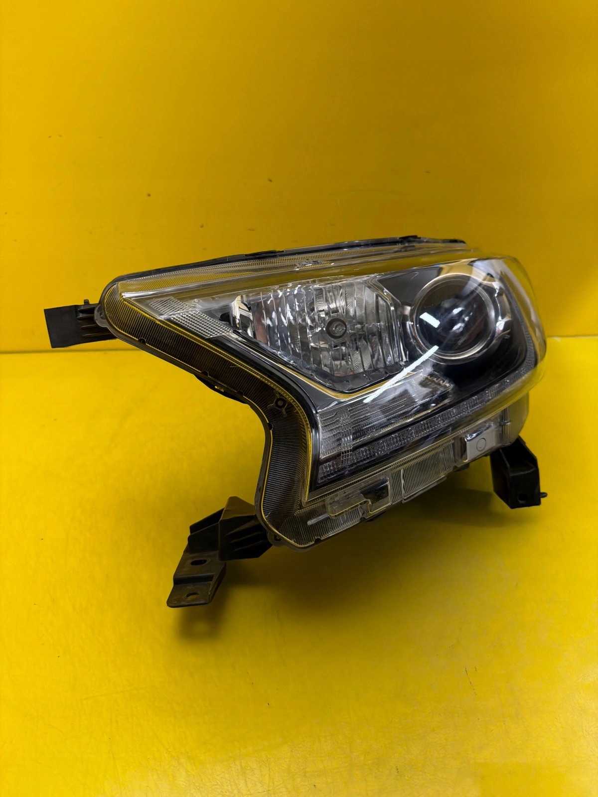 light left front Ford Ranger Raptor Xenon