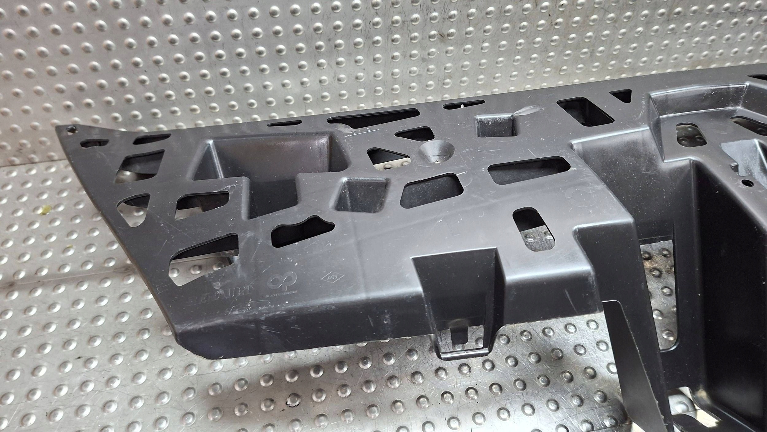 pillar upper of a bumper front RENAULT CLIO III LIFT 2009
