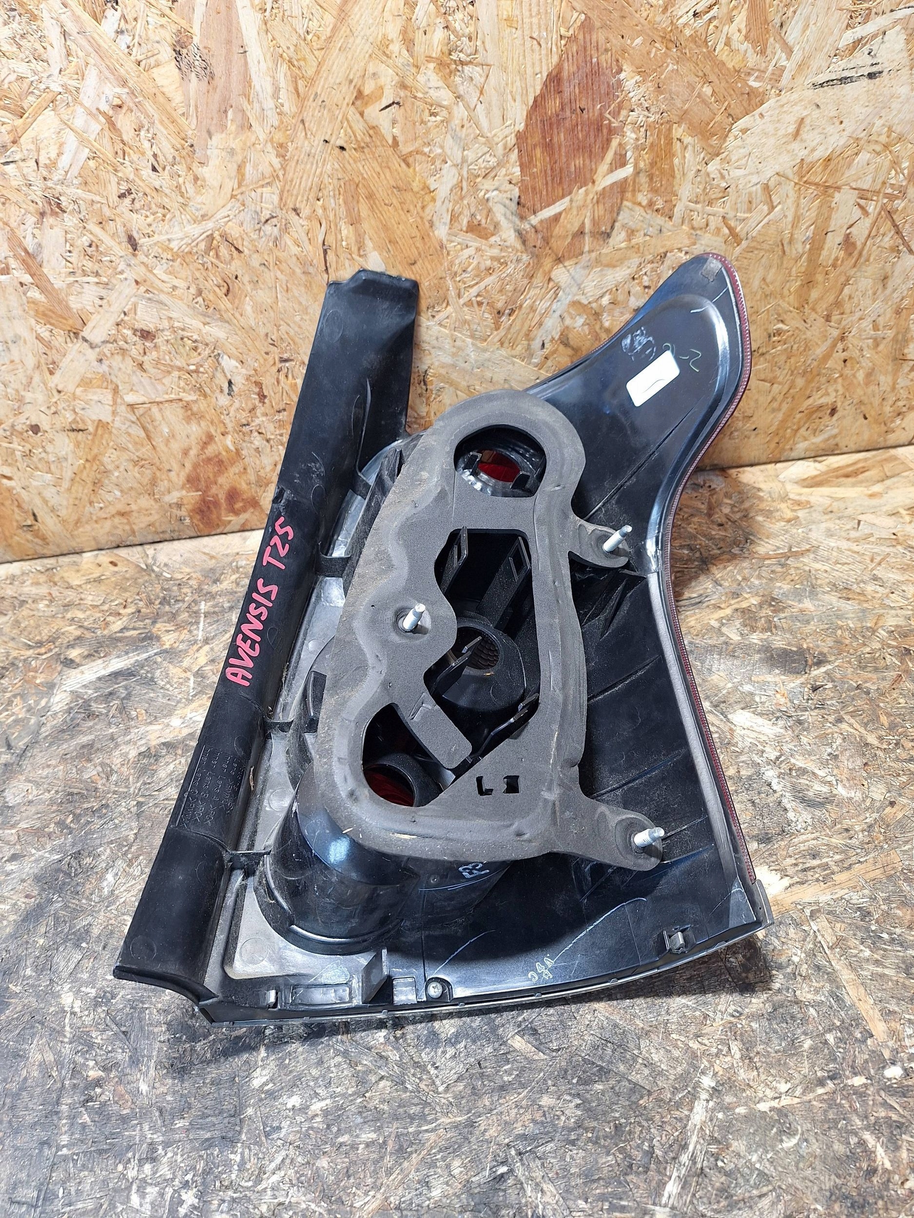 LAMPA TYŁ LEWA TOYOTA AVENSIS T25 LIFT 06-09 KOMBI EUROPA Numer katalogowy części VAY4561