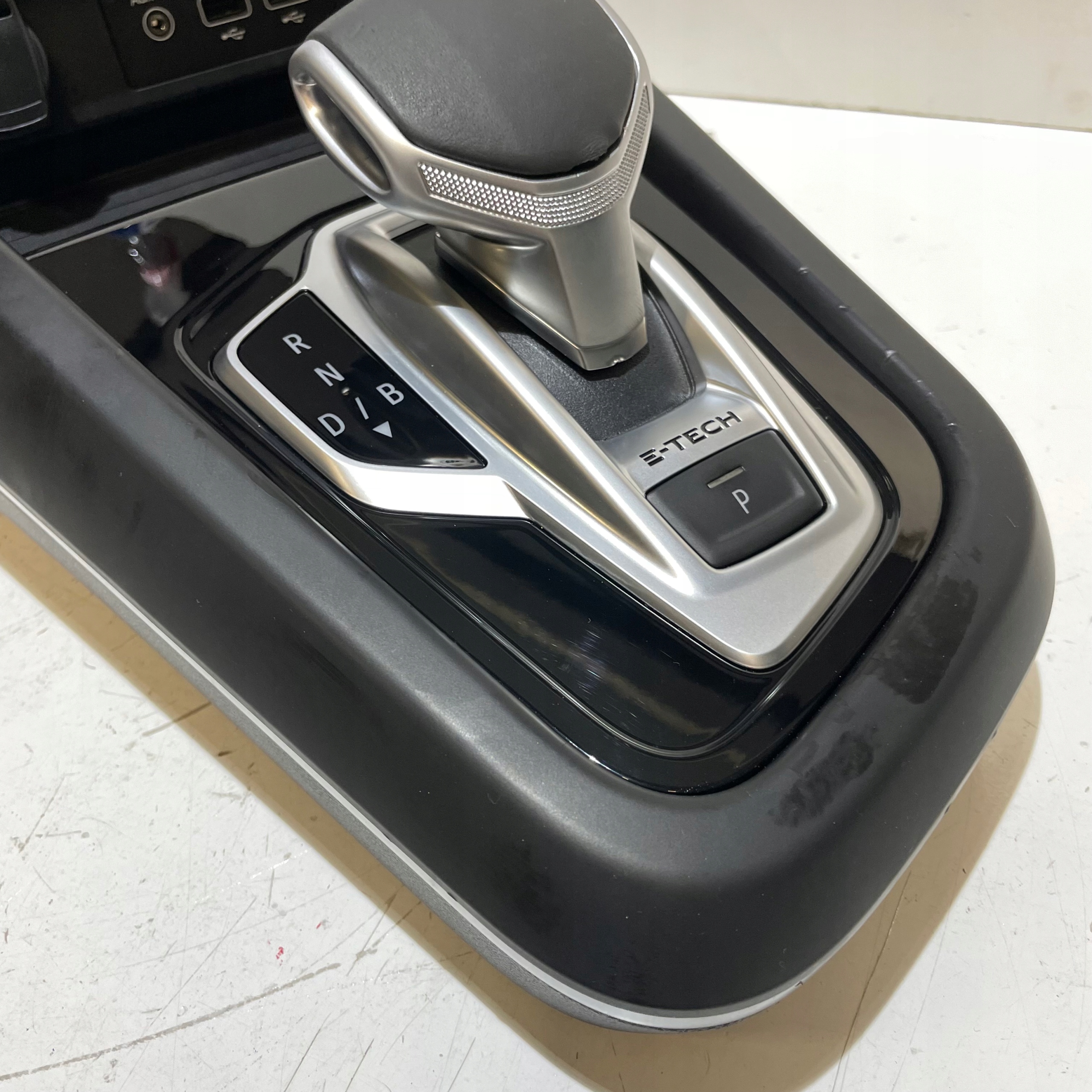 RENAULT ARKANA R.S. HYBYRDA TUNEL CENTRAL KNOB