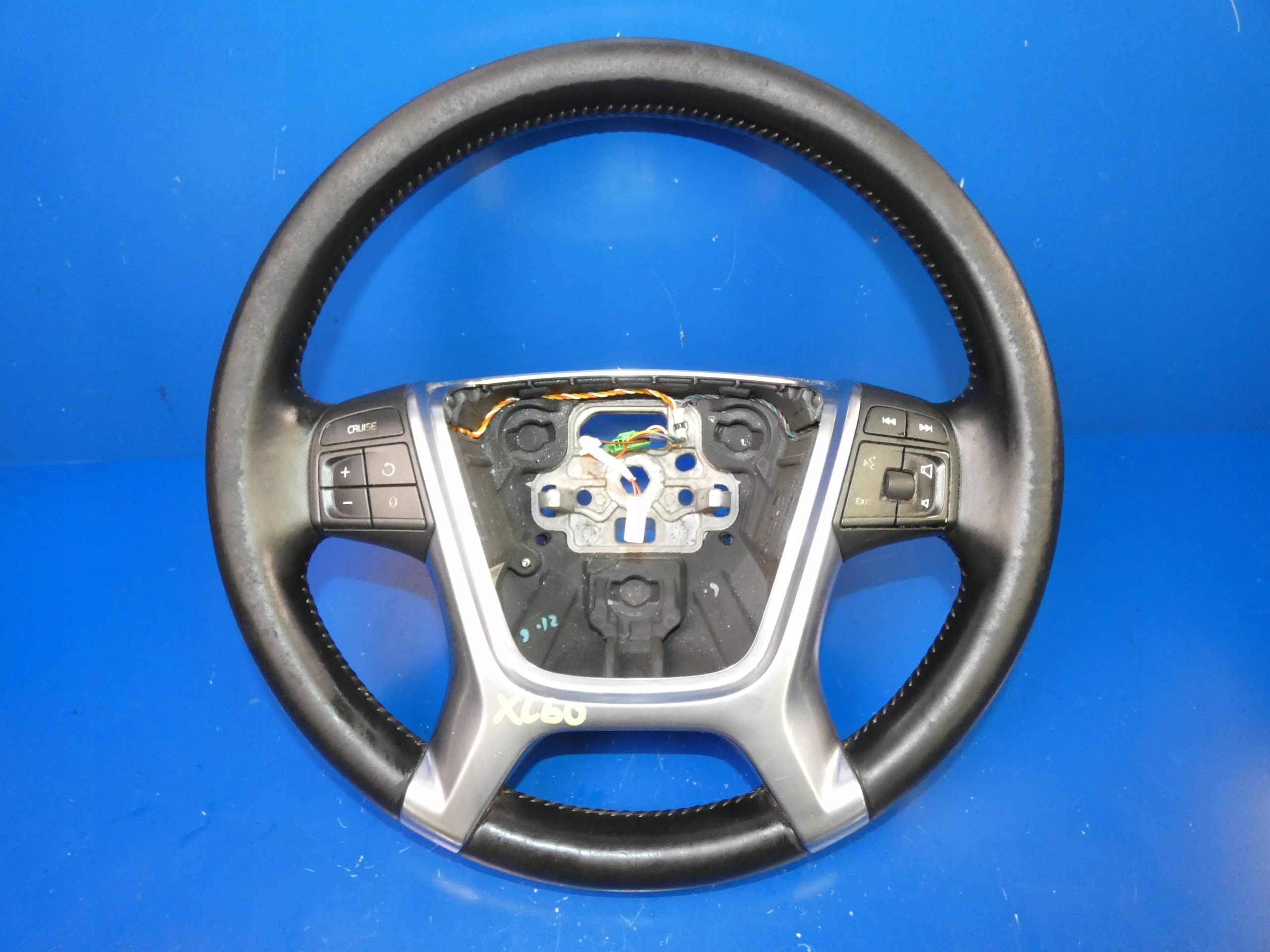 VOLVO XC60 I KIEROWNICA FUNKCYJNA SKÓRA CHROM
