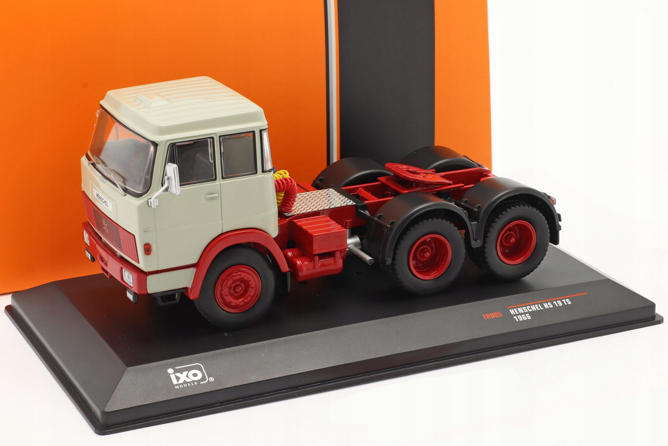 Ixo Henschel Hs 19 Ts 1966 světle šedá/červená 1:43