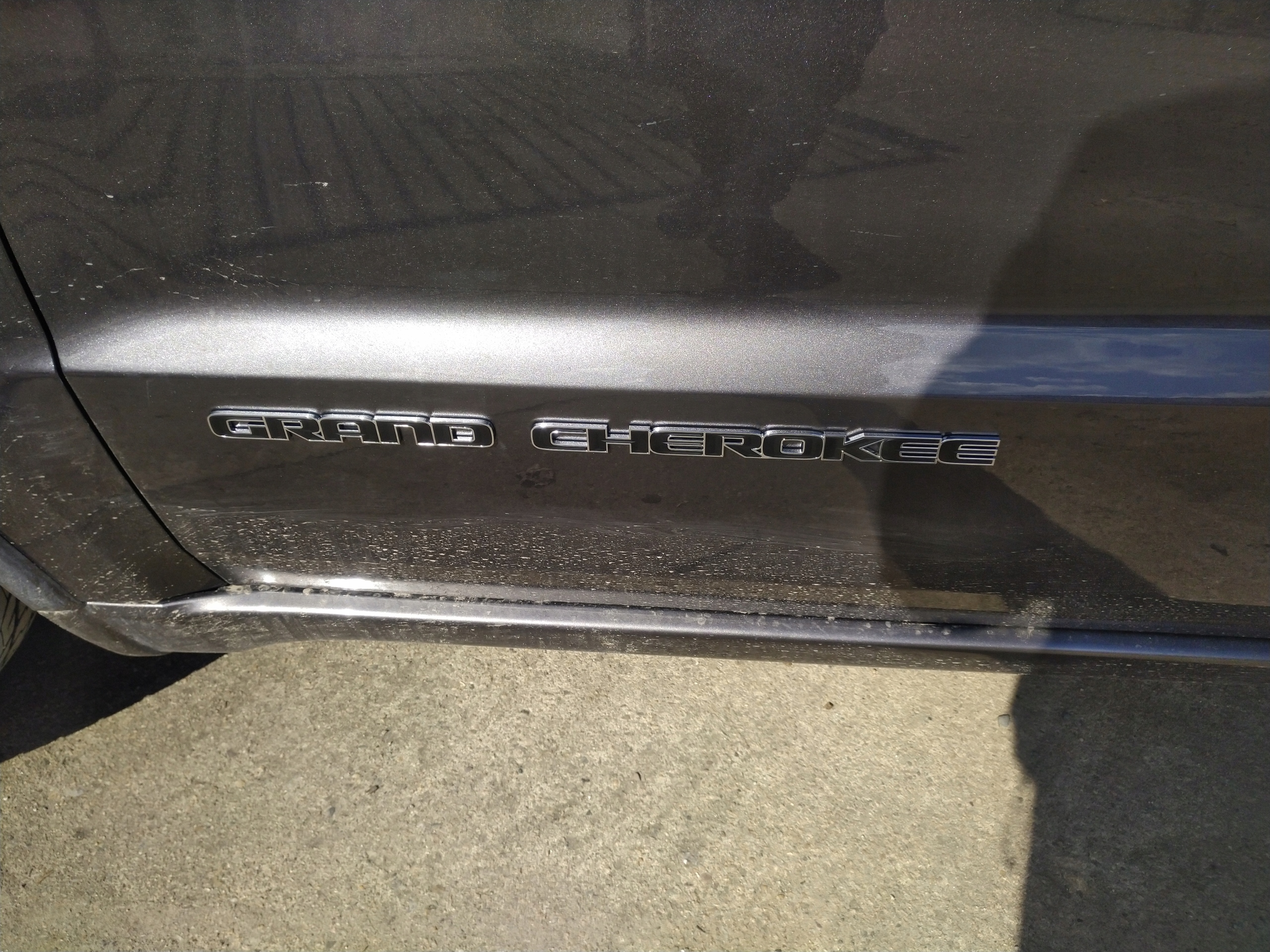 JEEP GRAND CHEROKEE WK2 LIFT 17- NAPIS NA DRZWI CZARNY CHROM MOPAR ORYGINAŁ Marka Jeep