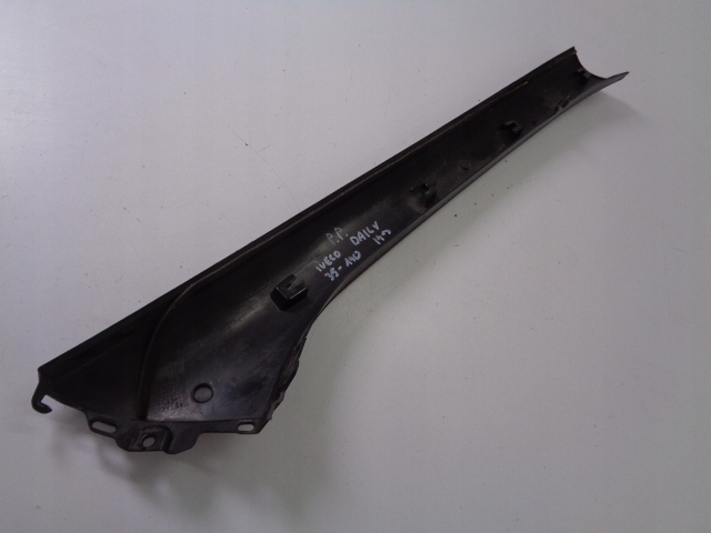 OSŁONA POSZYCIE SŁUPKA PRAWY PRZÓD IVECO DAILY 2018 ROK Producent części Iveco OE