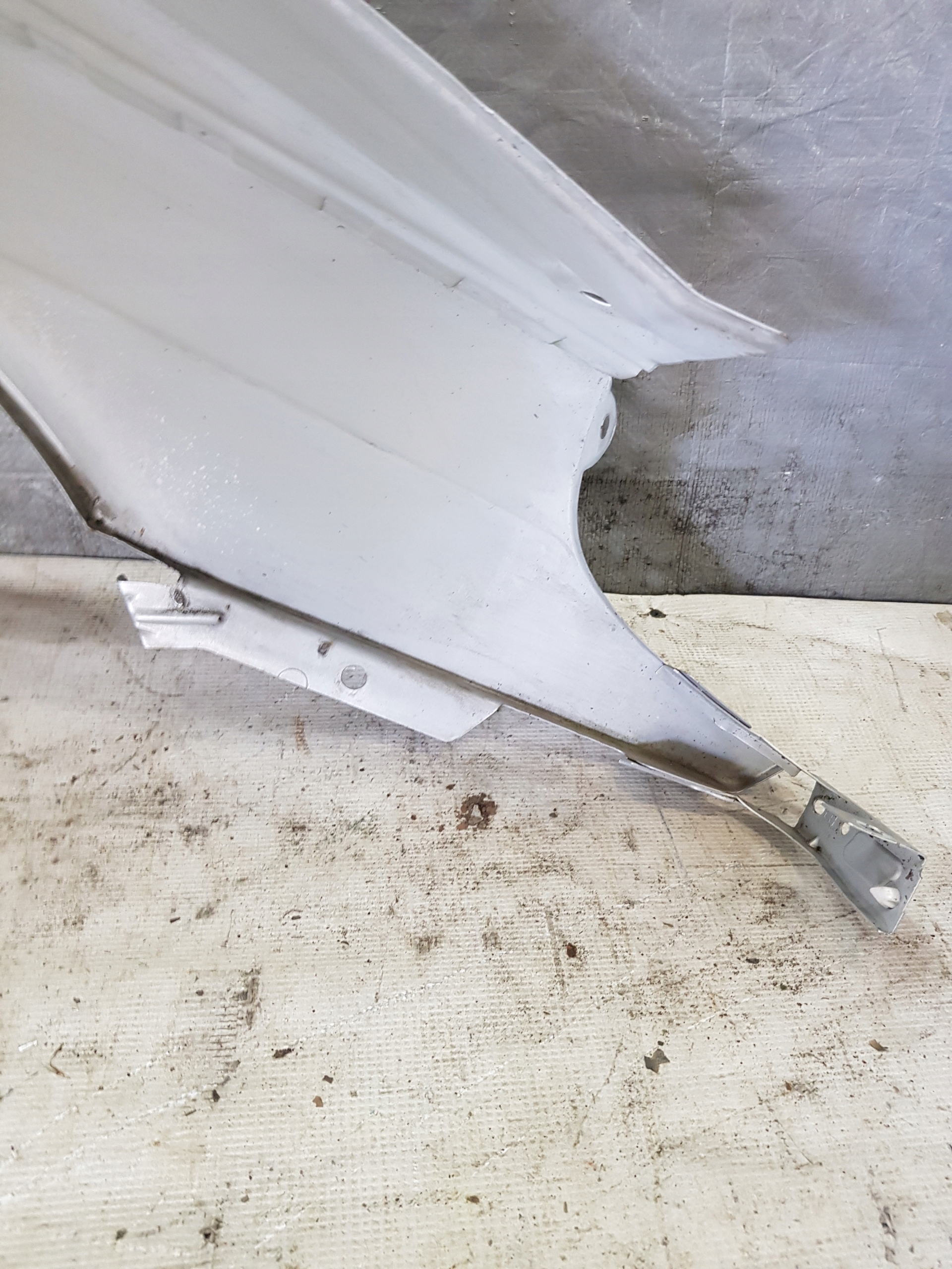 fender SAAB 95 left front SREBRNY