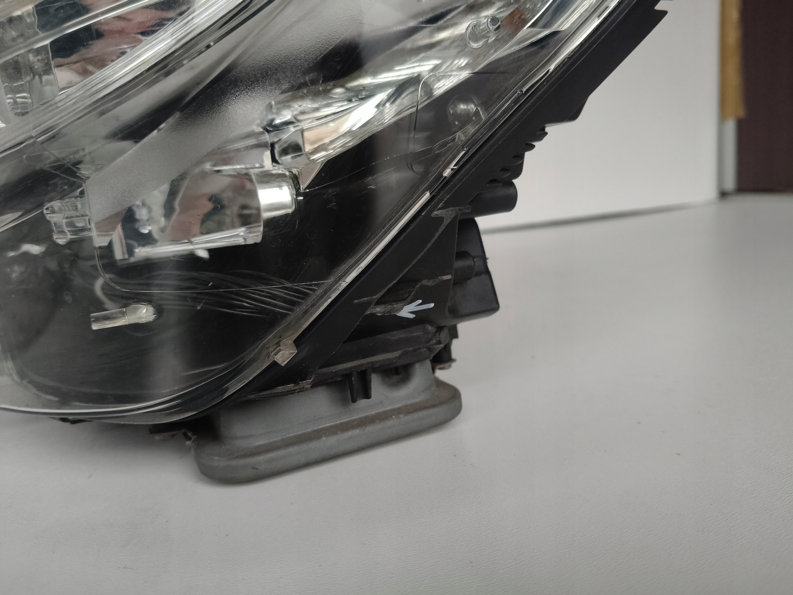 light left REFLEKTOR MERCEDES C-KLASA W204 07-10 XENON