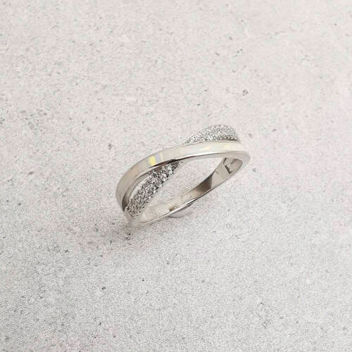 Prsten s bílým opálem a zirkony