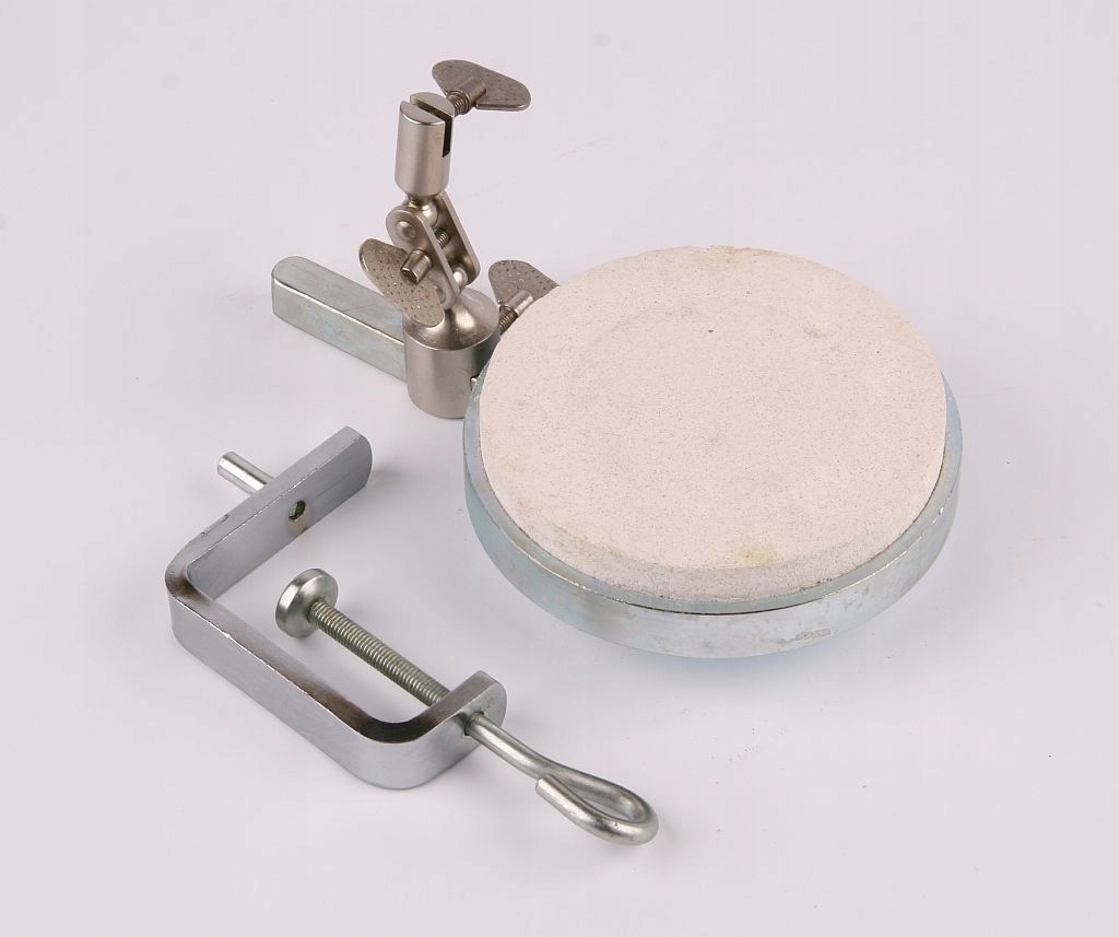 Pájecí stůl přišroubovaný k pracovní desce