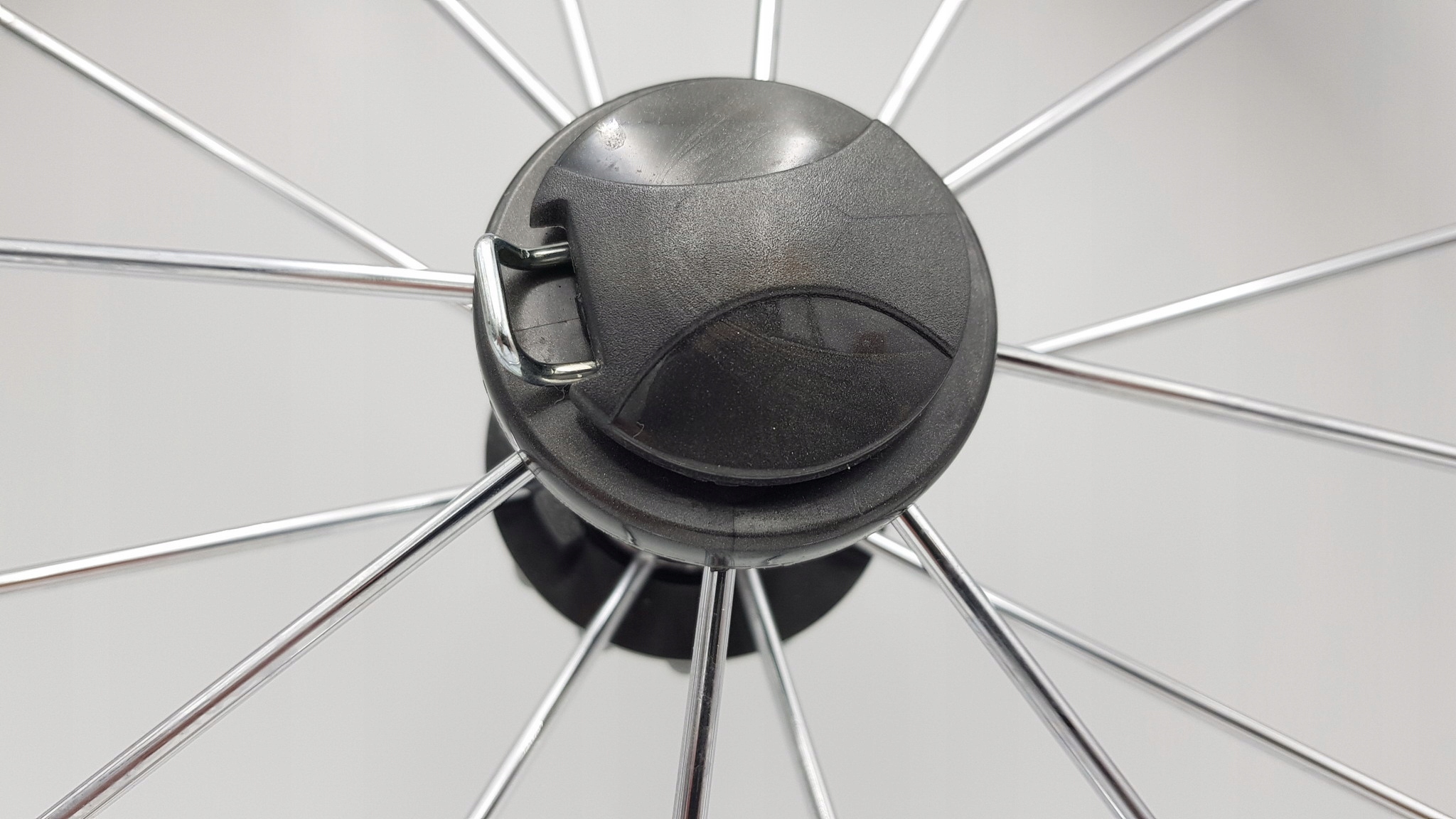 Kapsel CZARNY, spinka, blokada do kółek pompowanych, do kół z ŁOŻYSKAMI Marka Roan