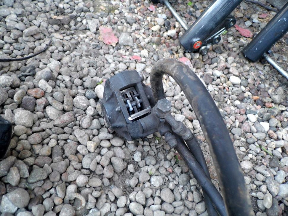 YAMAHA BWS BOOSTER 50 ZACISK HAMULCOWY PRZÓD