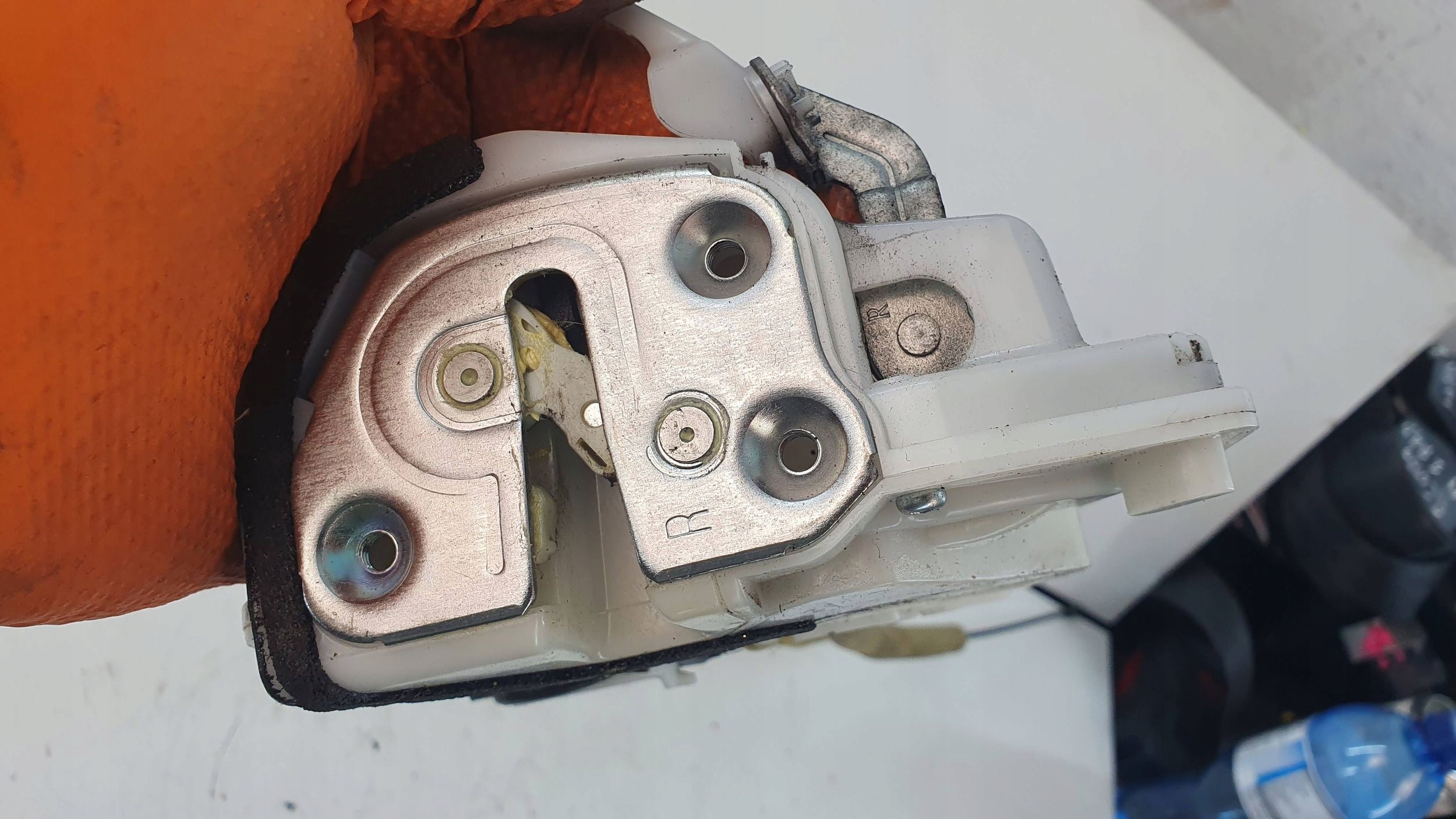 Mazda 2 II lock door przednich right front