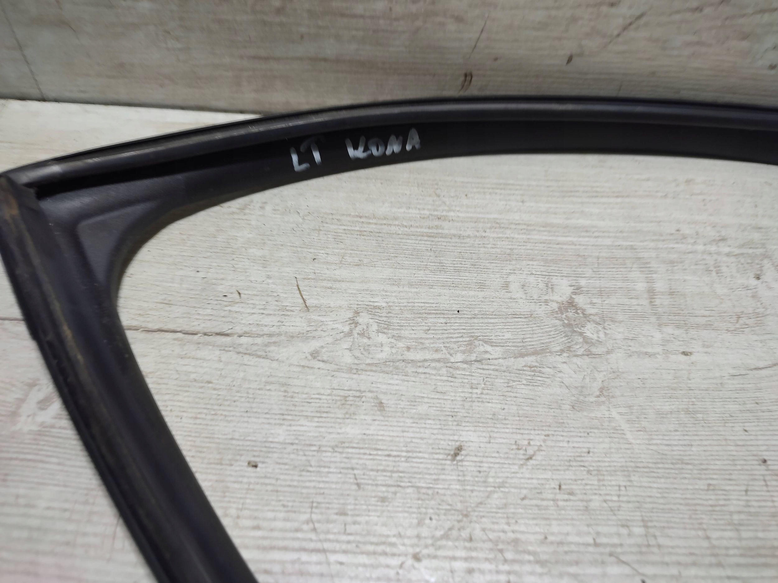 Hyundai Kona and 2018 front left gasket windows door przednich