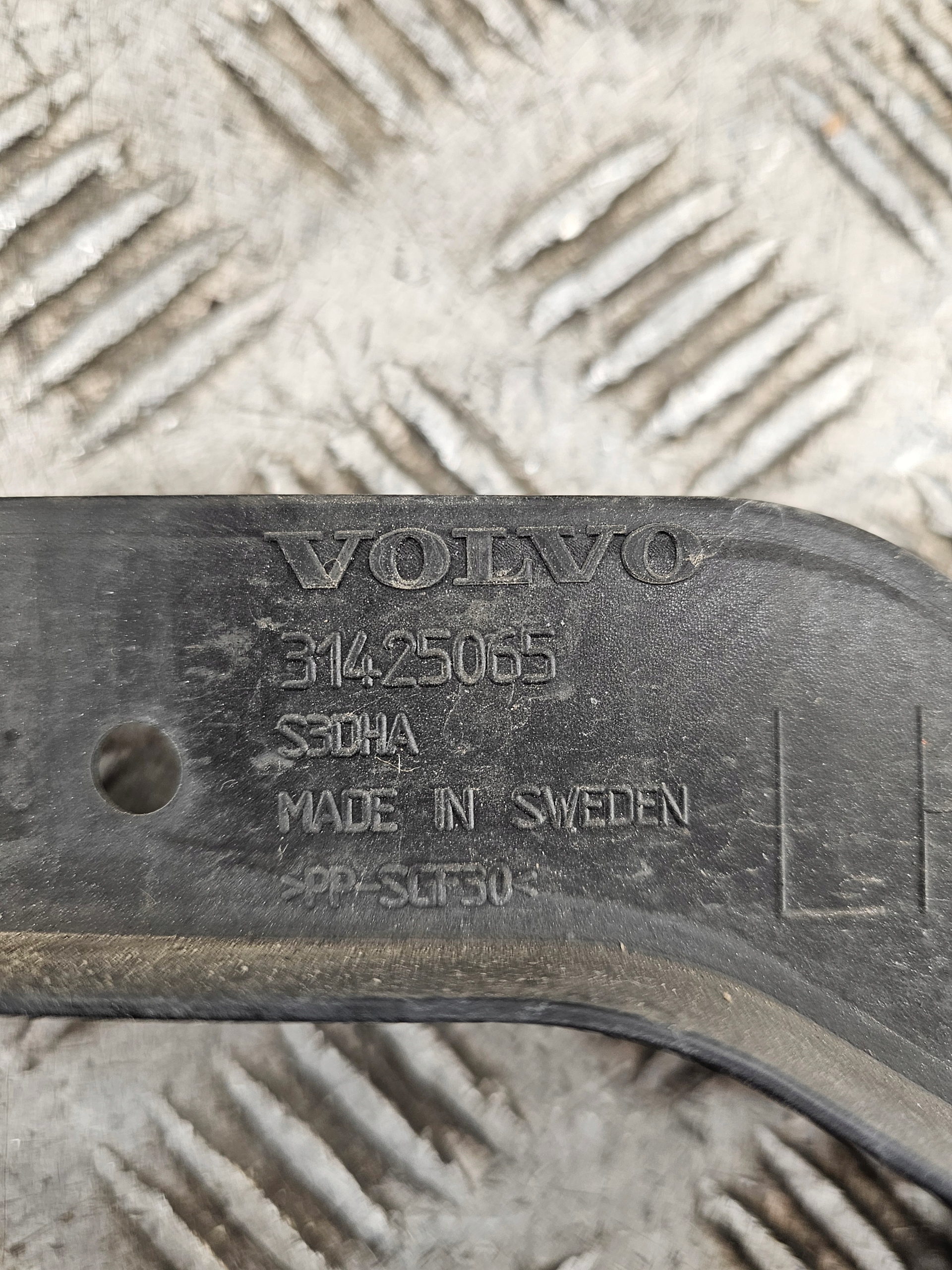 VOLVO V90 bumper bracket left rear part 31425065