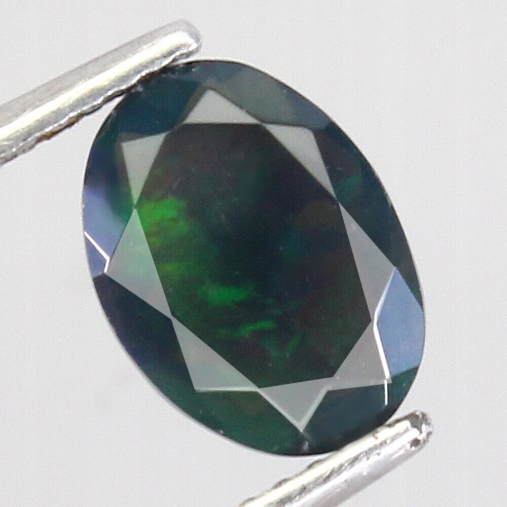 opál černý ovál fazetovaný 1,06 karát 9 x 7 mm