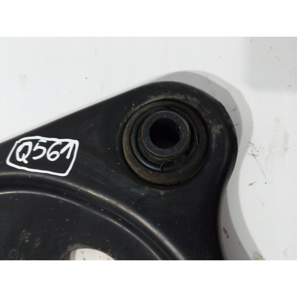 Peugeot 208 and Citroen C3 III arm front left (Q561)