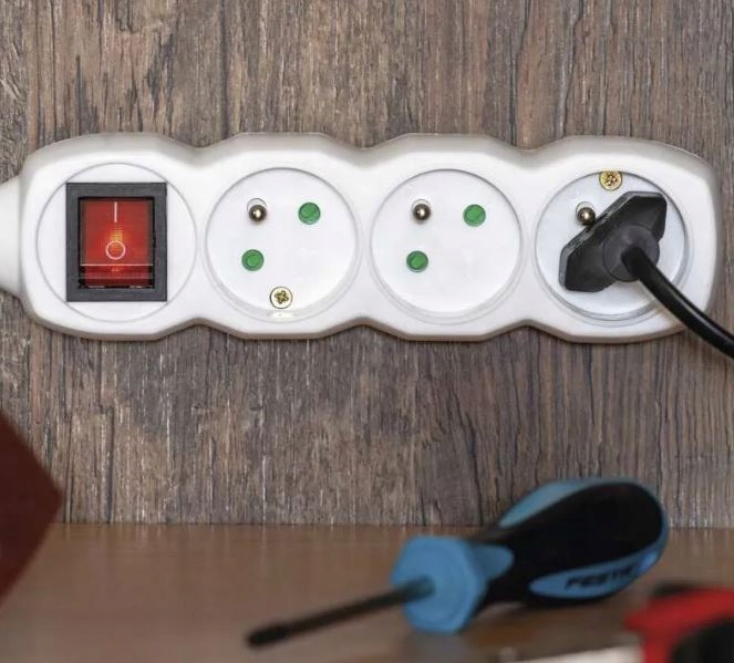 PRZEDŁUŻACZ LISTWA ZASILAJĄCA WYŁĄCZNIK UZIEMIENIE 4 GNIAZDA 5 m Typ listwowy