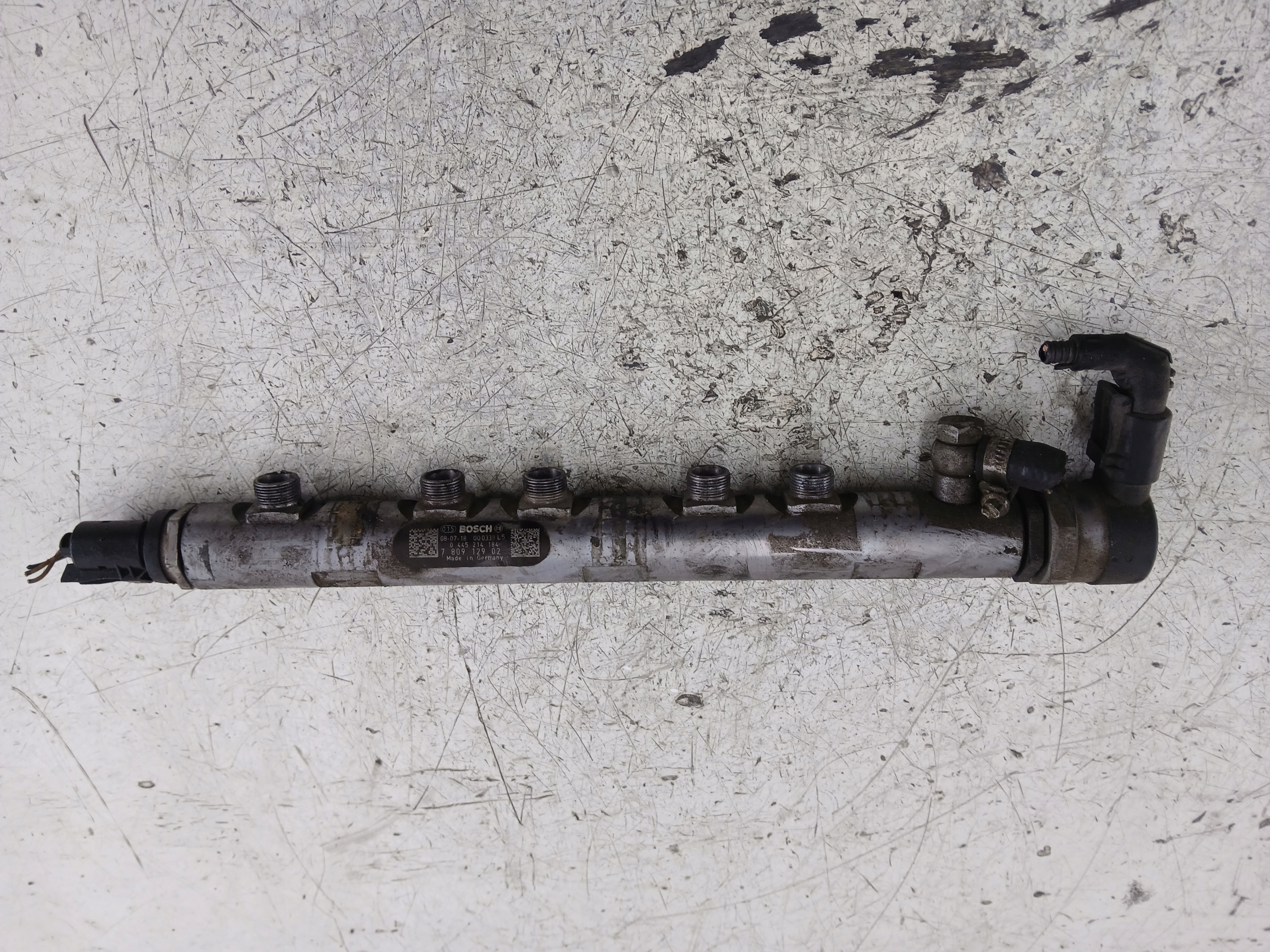 BMW E60 E61 2.0 D injection ramp 7809129