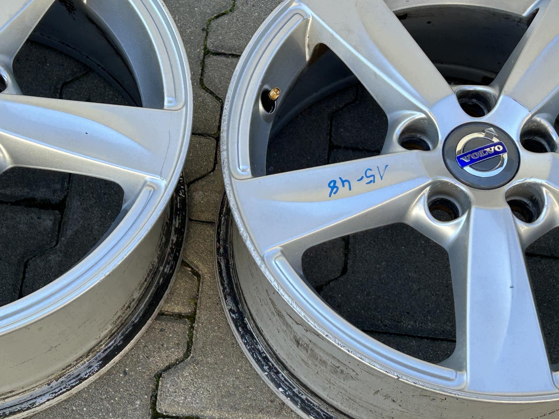 cerchi di alluminio 16 VOLVO V40 II 2012-2016 5X108 7J ET50 31317285 KOMPLET