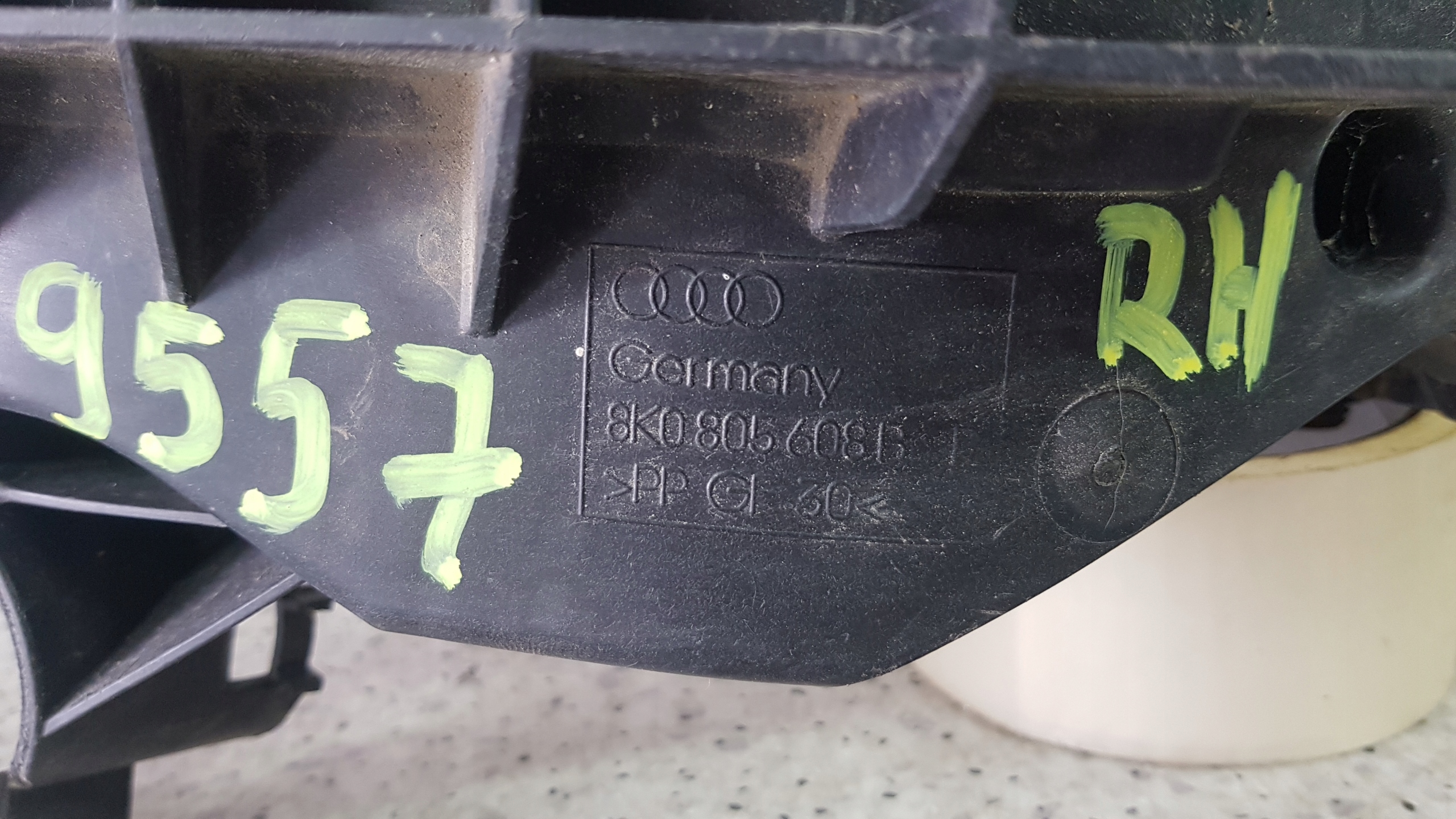 AUDI A4 B8 LIFT 2011 - 8K0805608B rear light holder right 9557