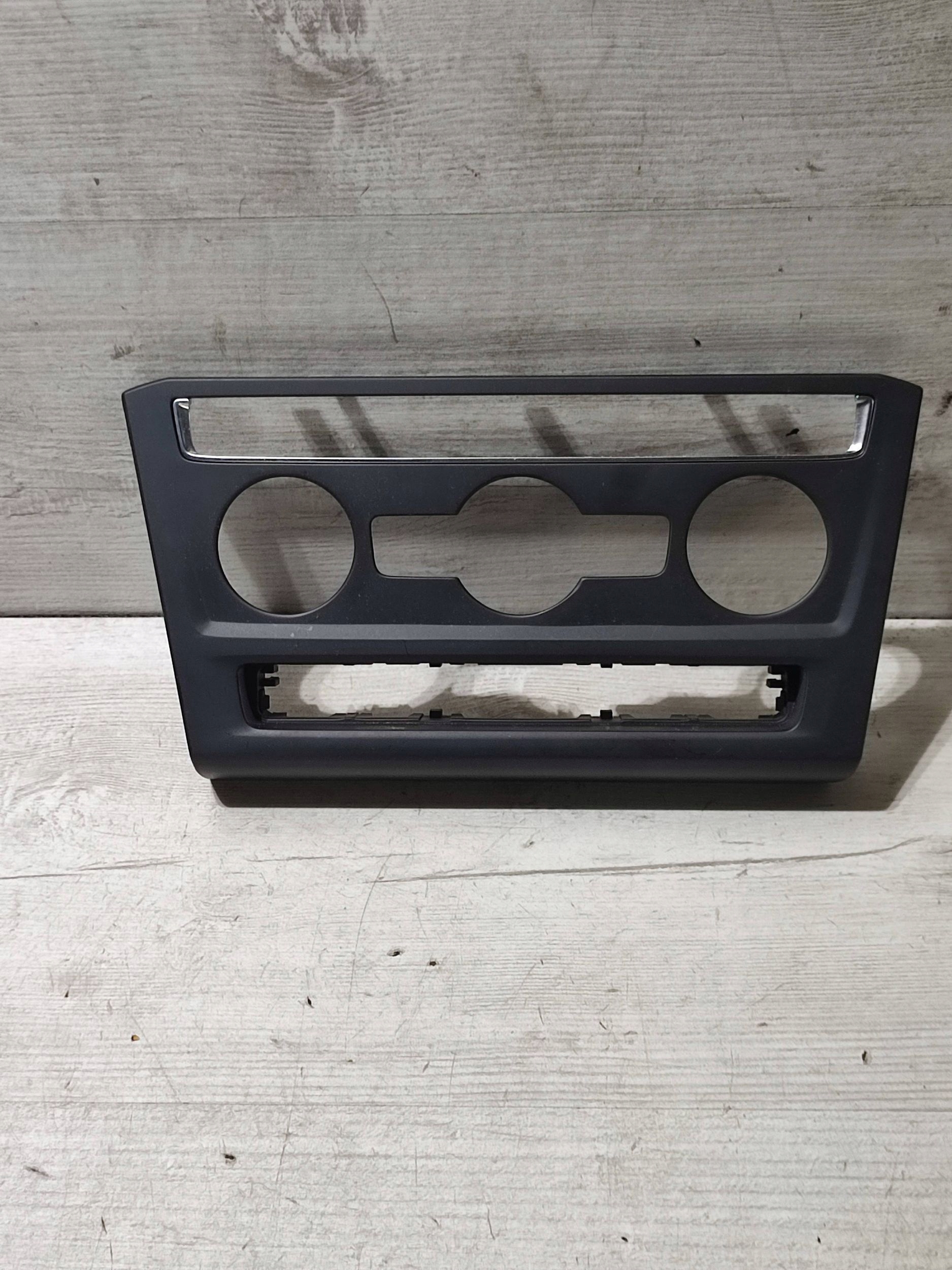 Volkswagen Touran III 20r 5TA panel central